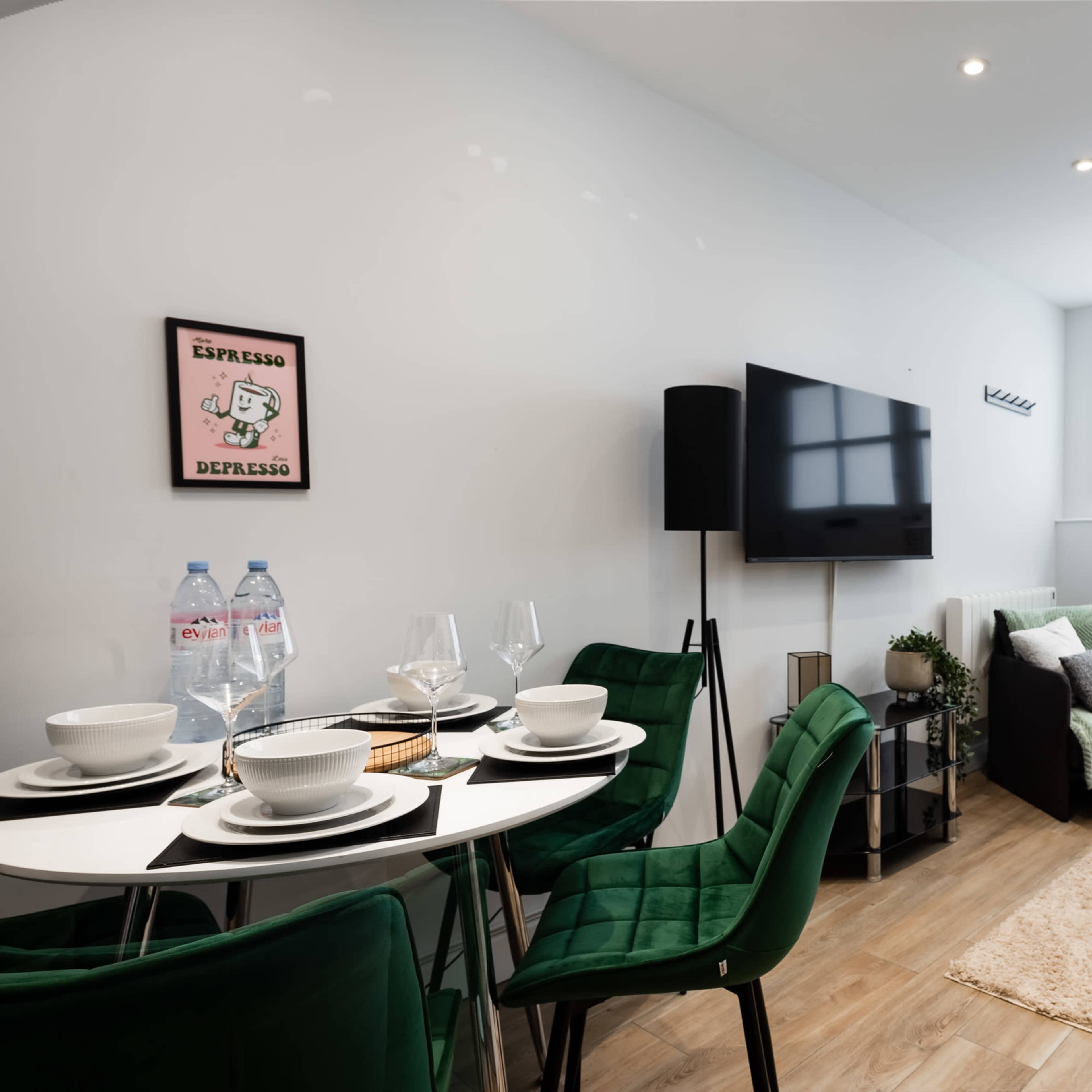 Modern stylish 2BR apartment, Clean look with hints of green decor Image in Finsbury Park, London, England