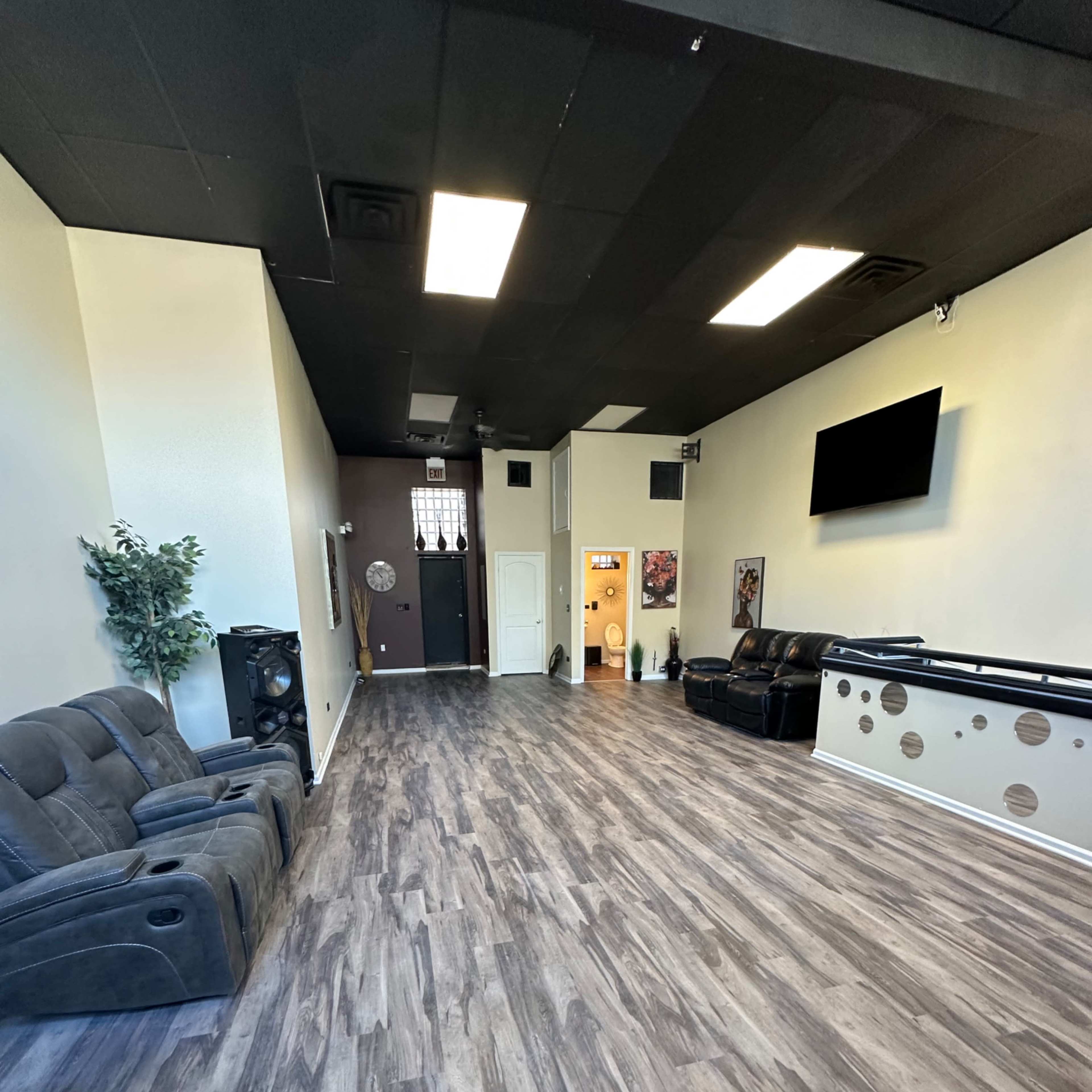 A Rustic “Intimate space with infinite vibes”  tucked away in the Bronzville  area and  just 10 minutes from downtown Image in South Side, Chicago, IL