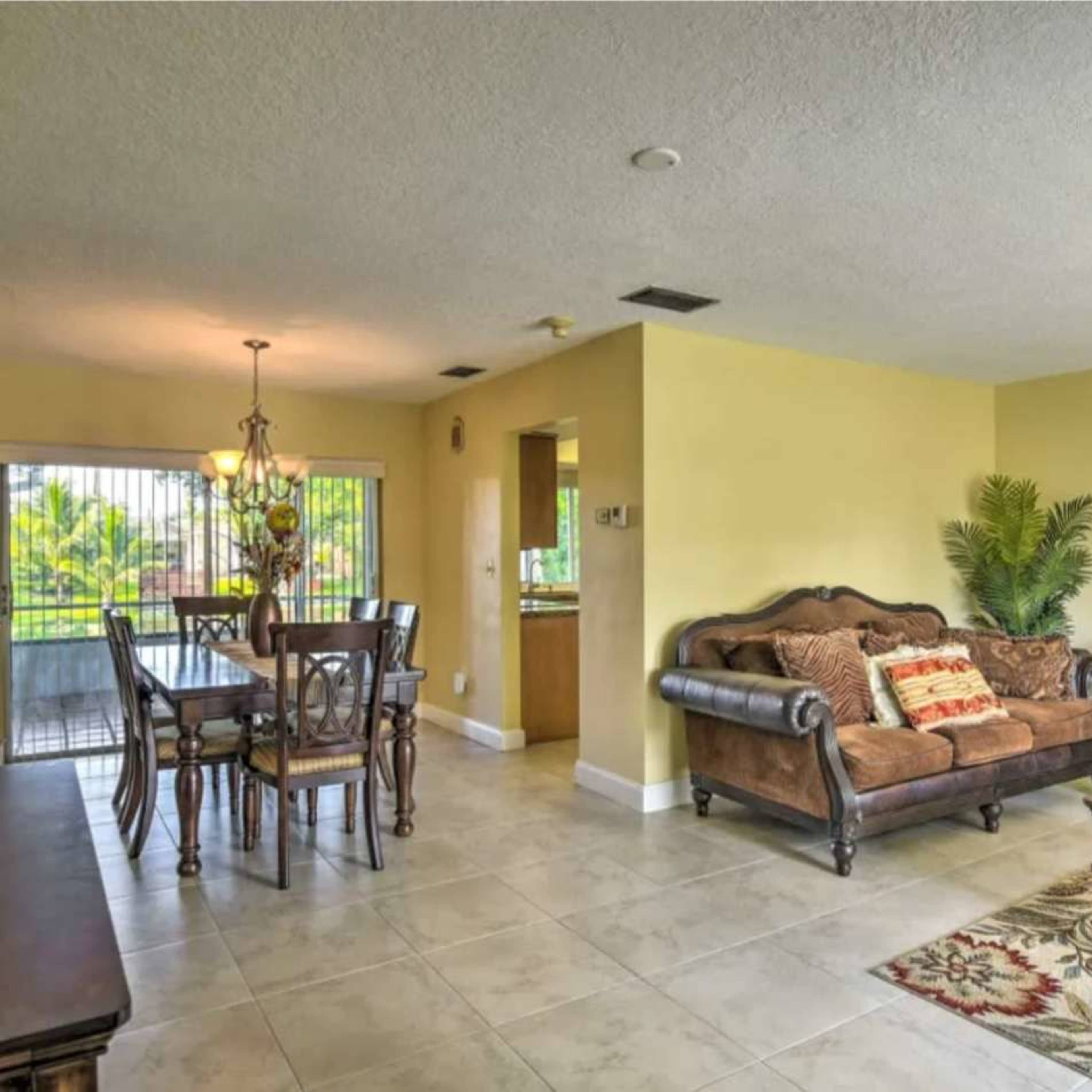 Cute bungalow on the water Image in , Sunrise, FL