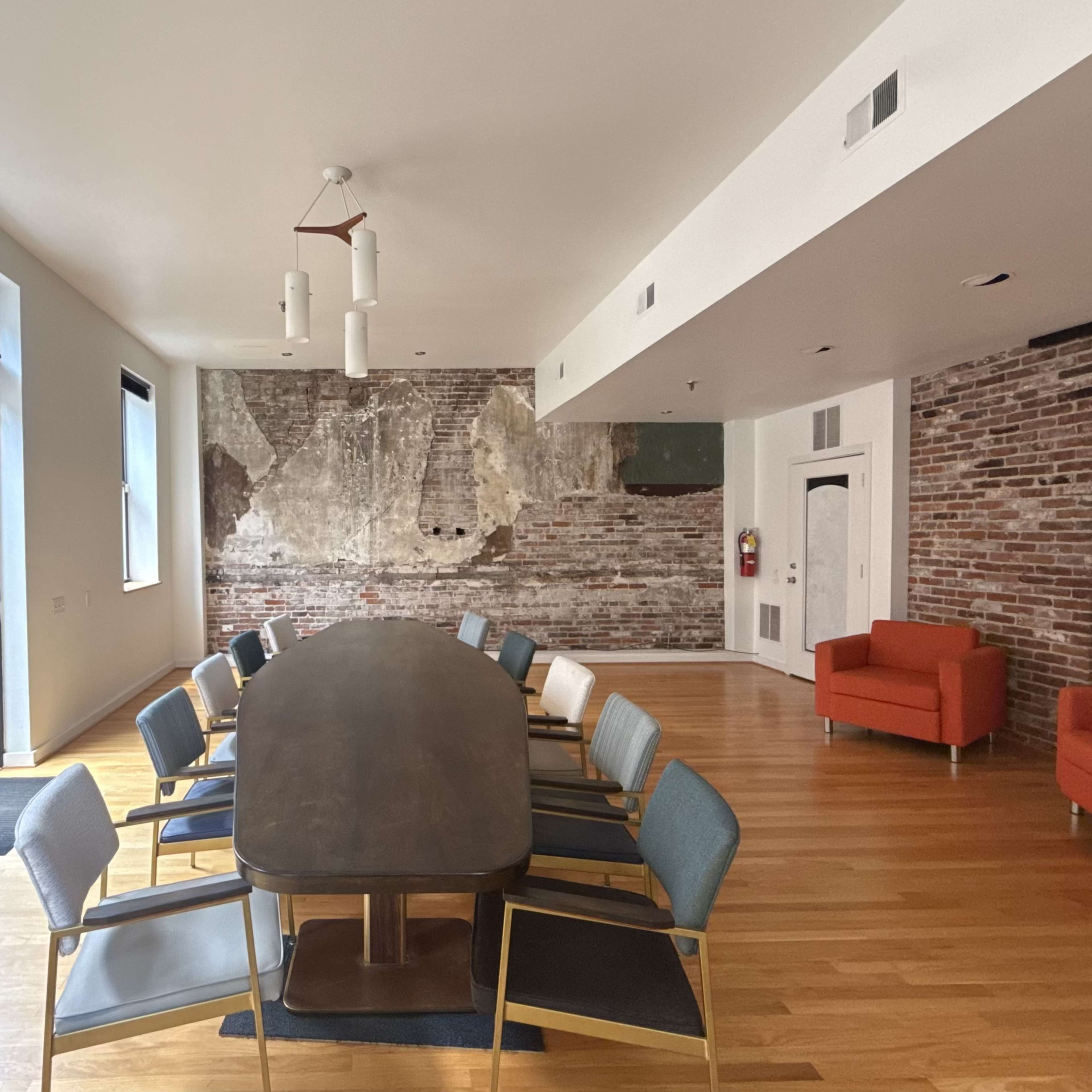 Bright, Adaptable Studio for Photography, Coworking, Creatives, and Content Makers Image in LaSalle Park, St. Louis, MO