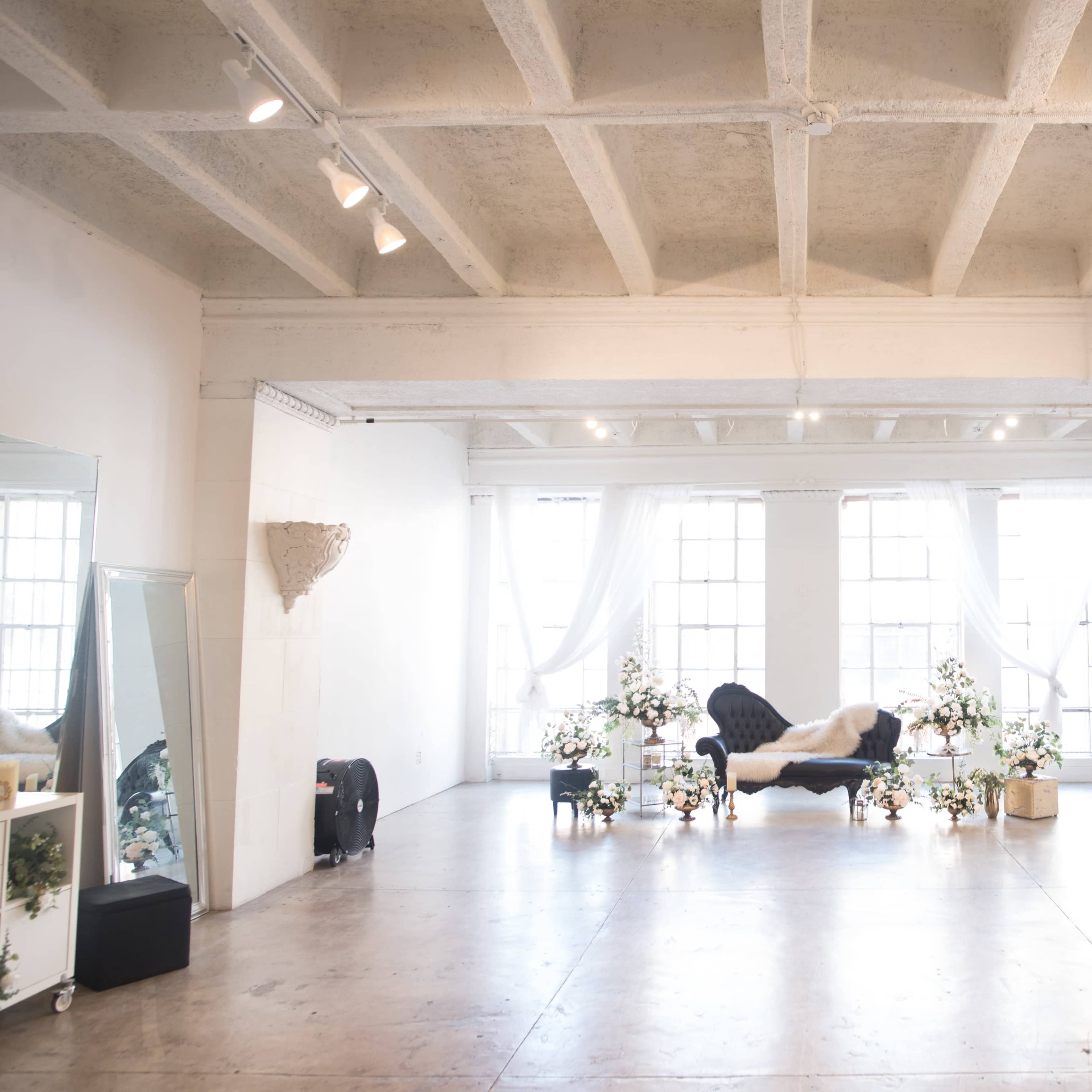 Spacious Creative Meeting Space w/ Natural Light, AC, High Ceilings - DTLA Fashion District Studio Image in Central LA, Los Angeles, CA
