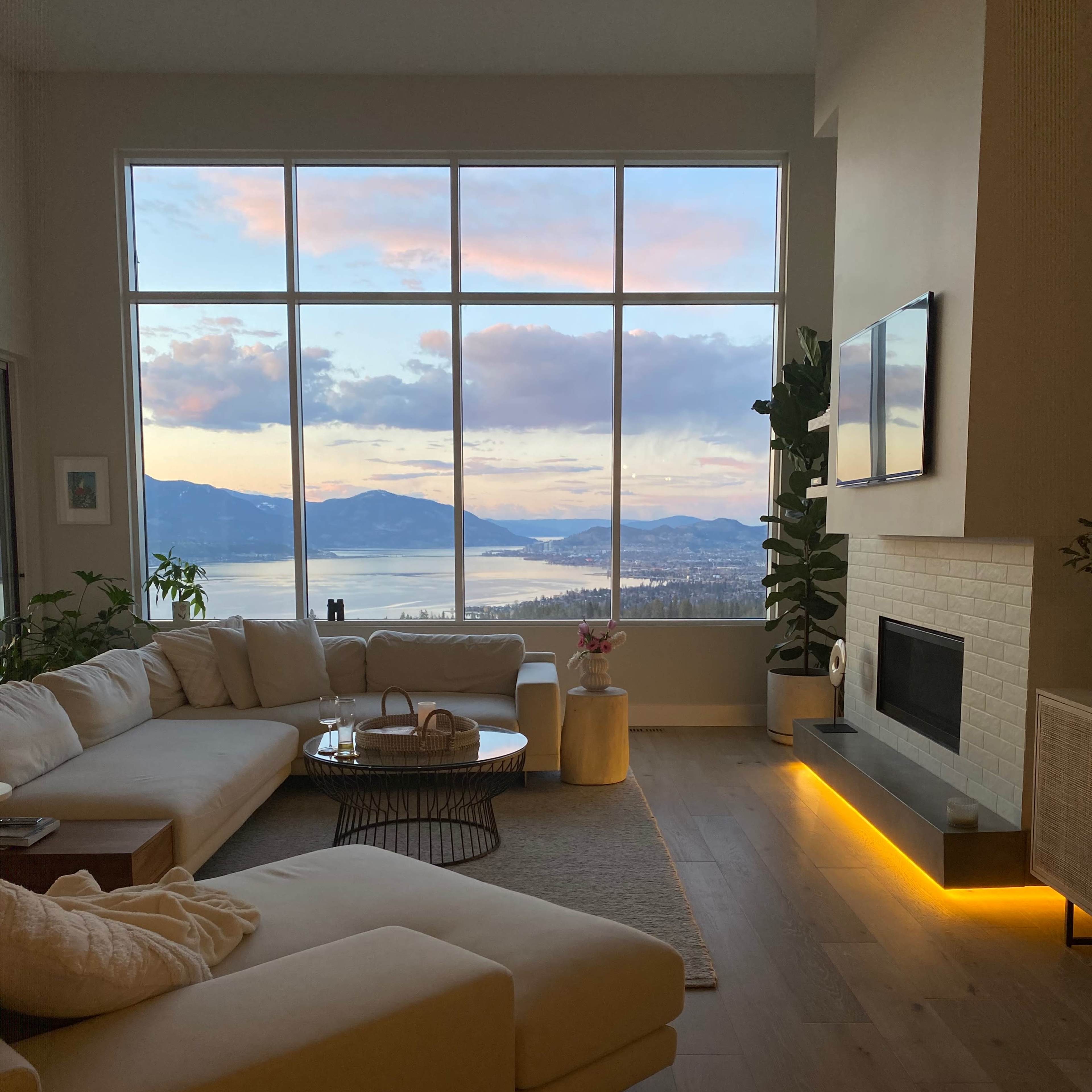 Contemporary Coastal Mountainside Home with Expansive Lake and city Views Image in Southwest Mission, Kelowna, BC