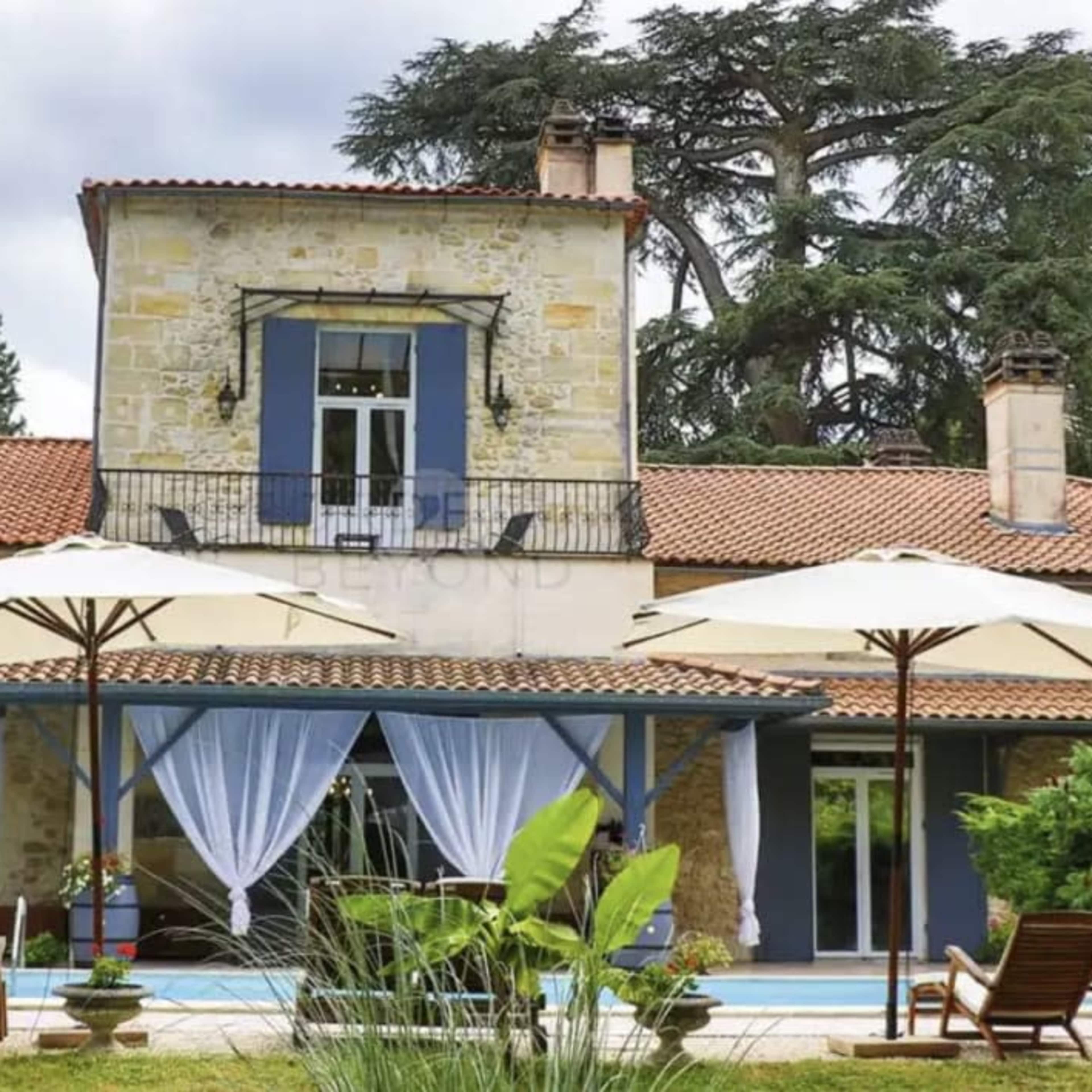 Château en pleine nature avec vu sur le parc Image dans , Montussan, Nouvelle-Aquitaine