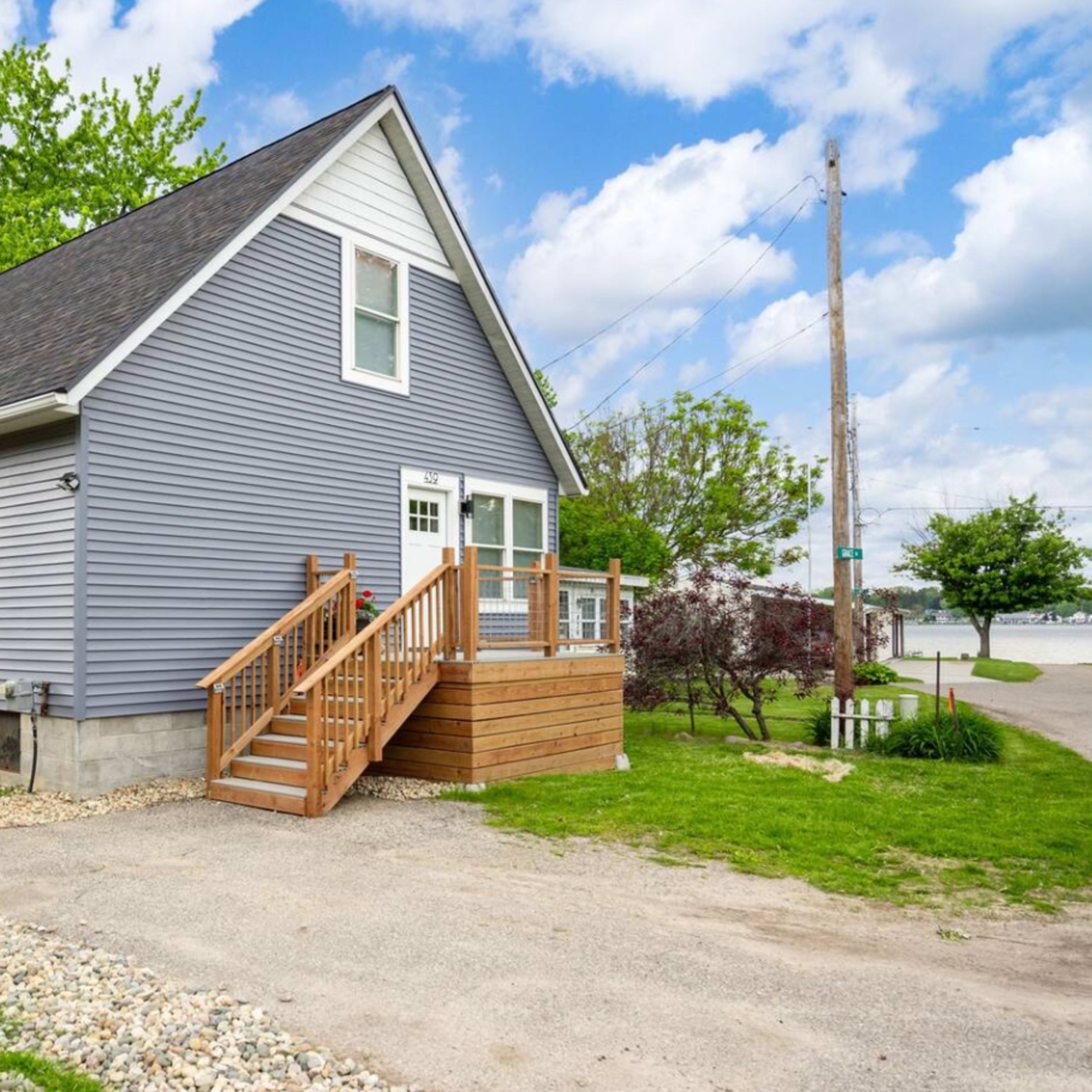 Modern, spacious, crisp Lake House with views of Jordan Lake Image in Woodland Township, Lake Odessa, MI