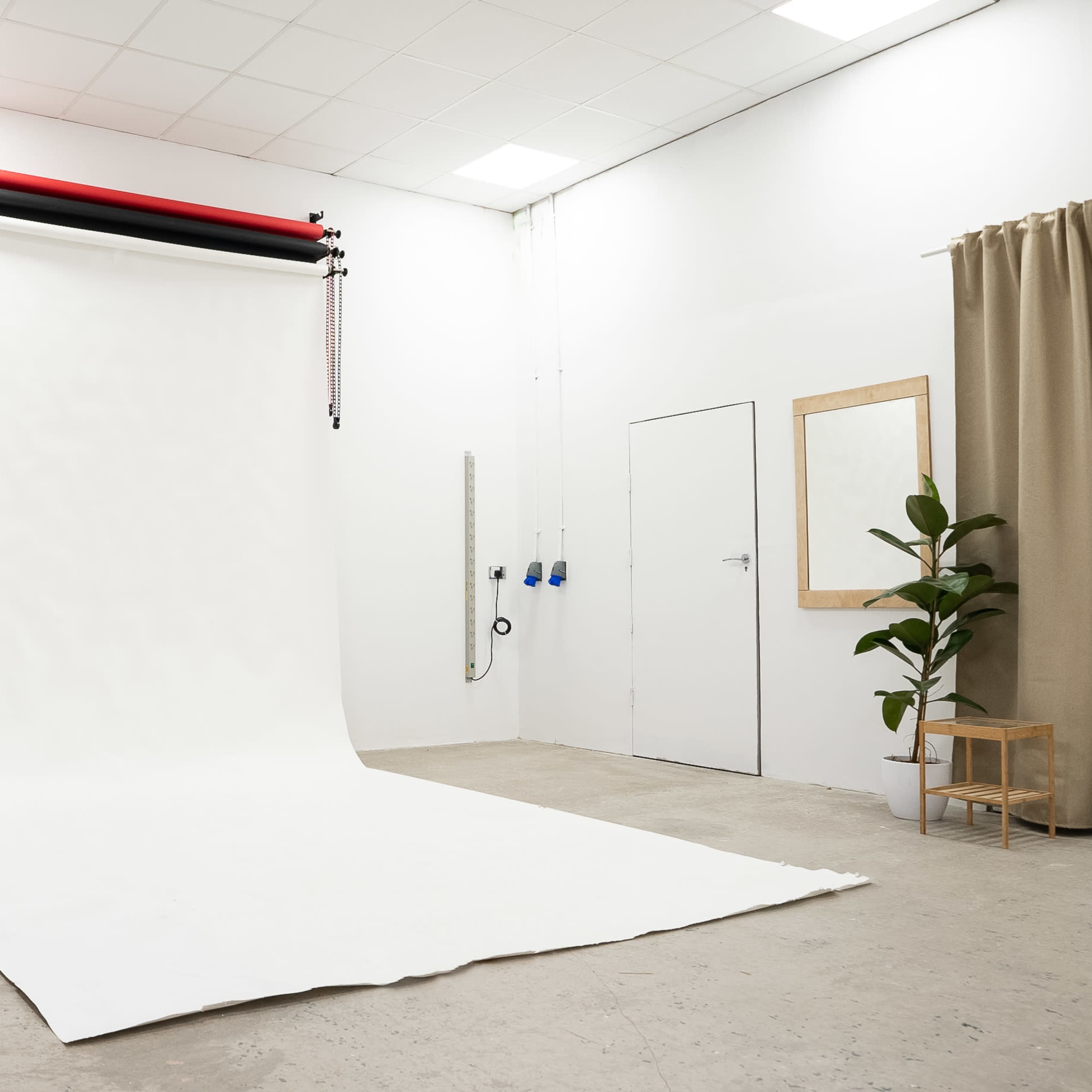 Photo Studio in Bristol, A versatile space includes multiple shooting areas, movable furniture, a range of backdrops, and Colorama options Image in Bishopston, Bristol, England