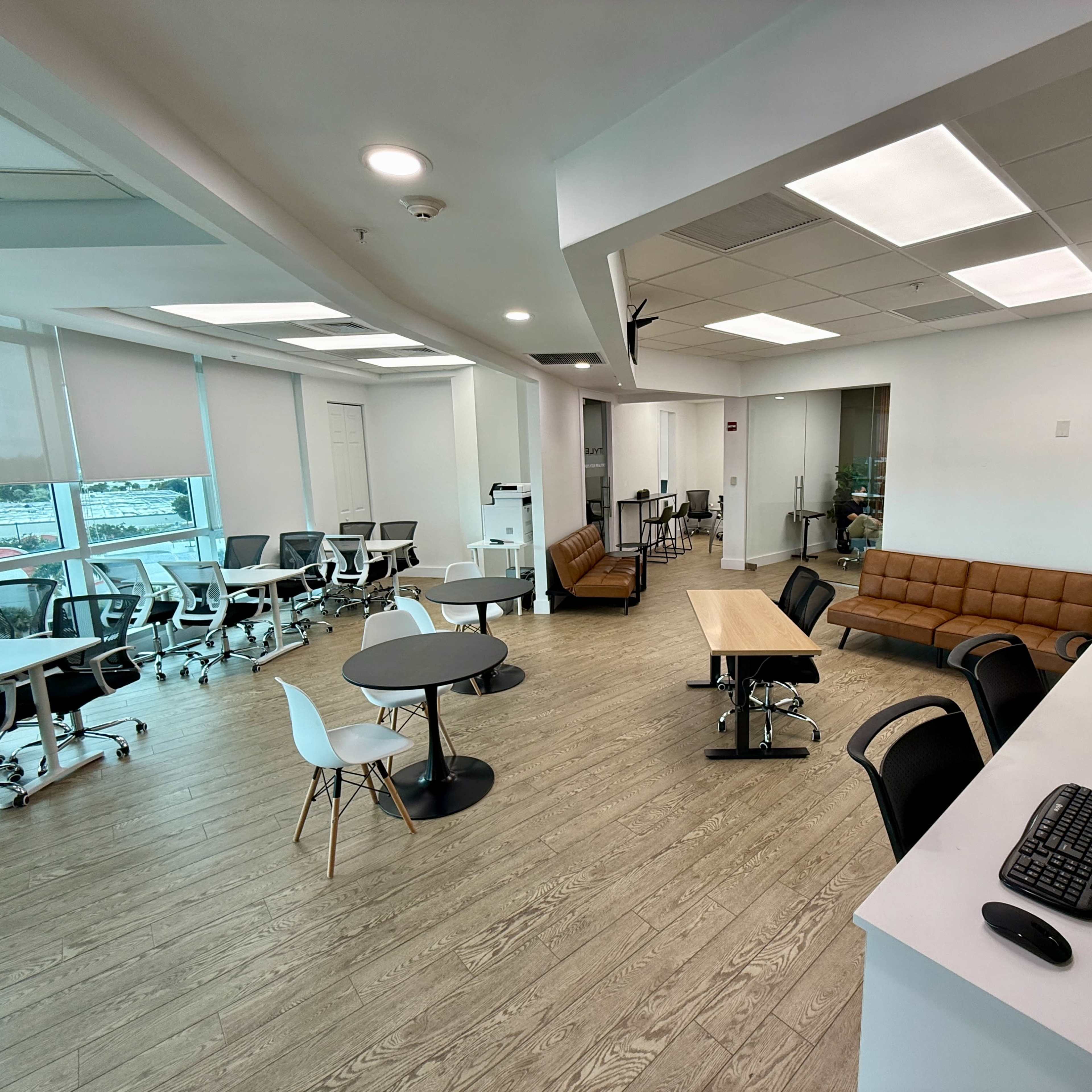 40 people! Open office for trainings / Productions or seminars with conference room Image in Doral, Doral, FL
