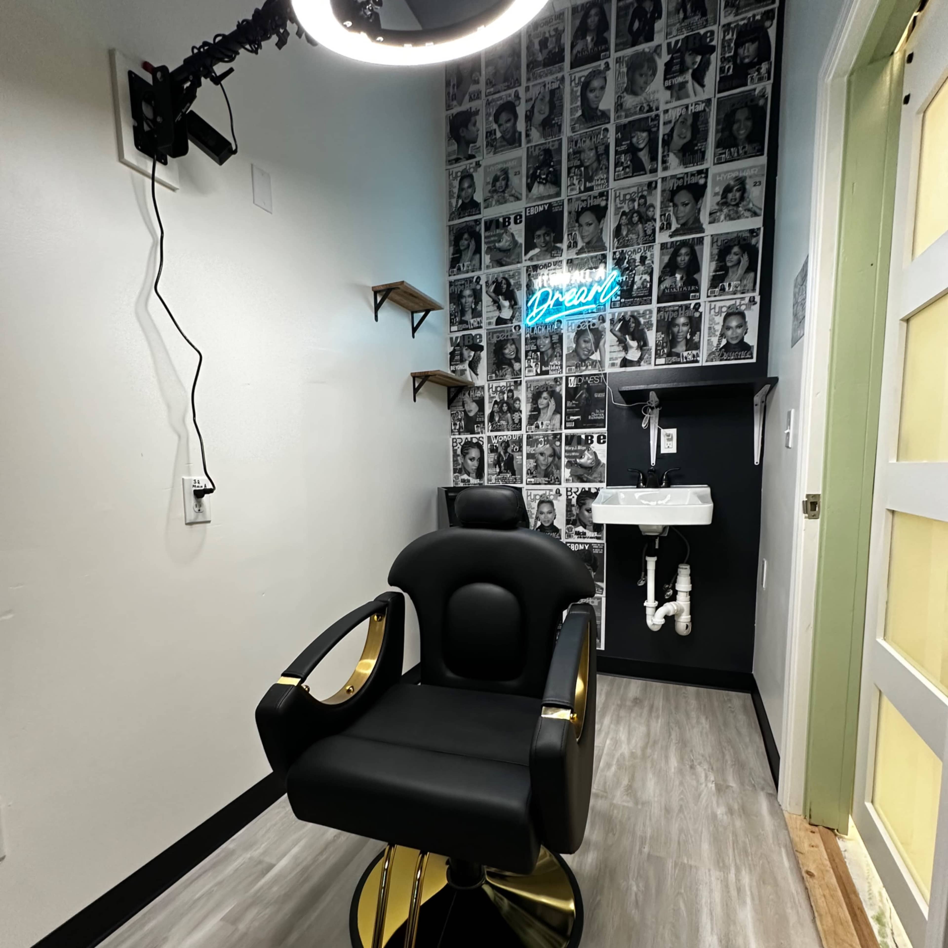 Upscale Salon Suite Near ATL Airport Perfect For Stylist Content & Content Creators Image in Hapeville, Hapeville, GA