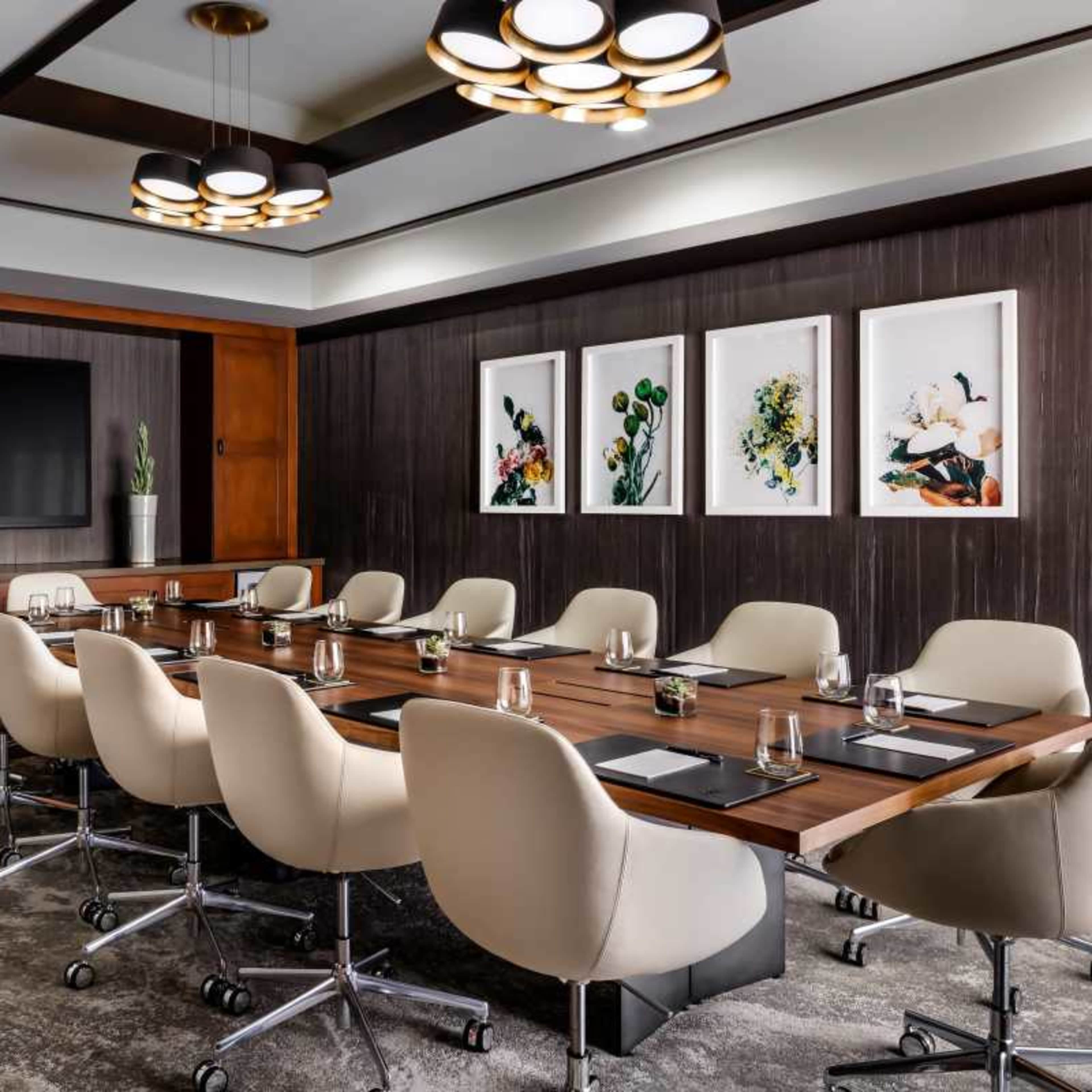 Professional Luxury Meeting space with Plug 'n Play Image in Mid-City, Santa Monica, CA