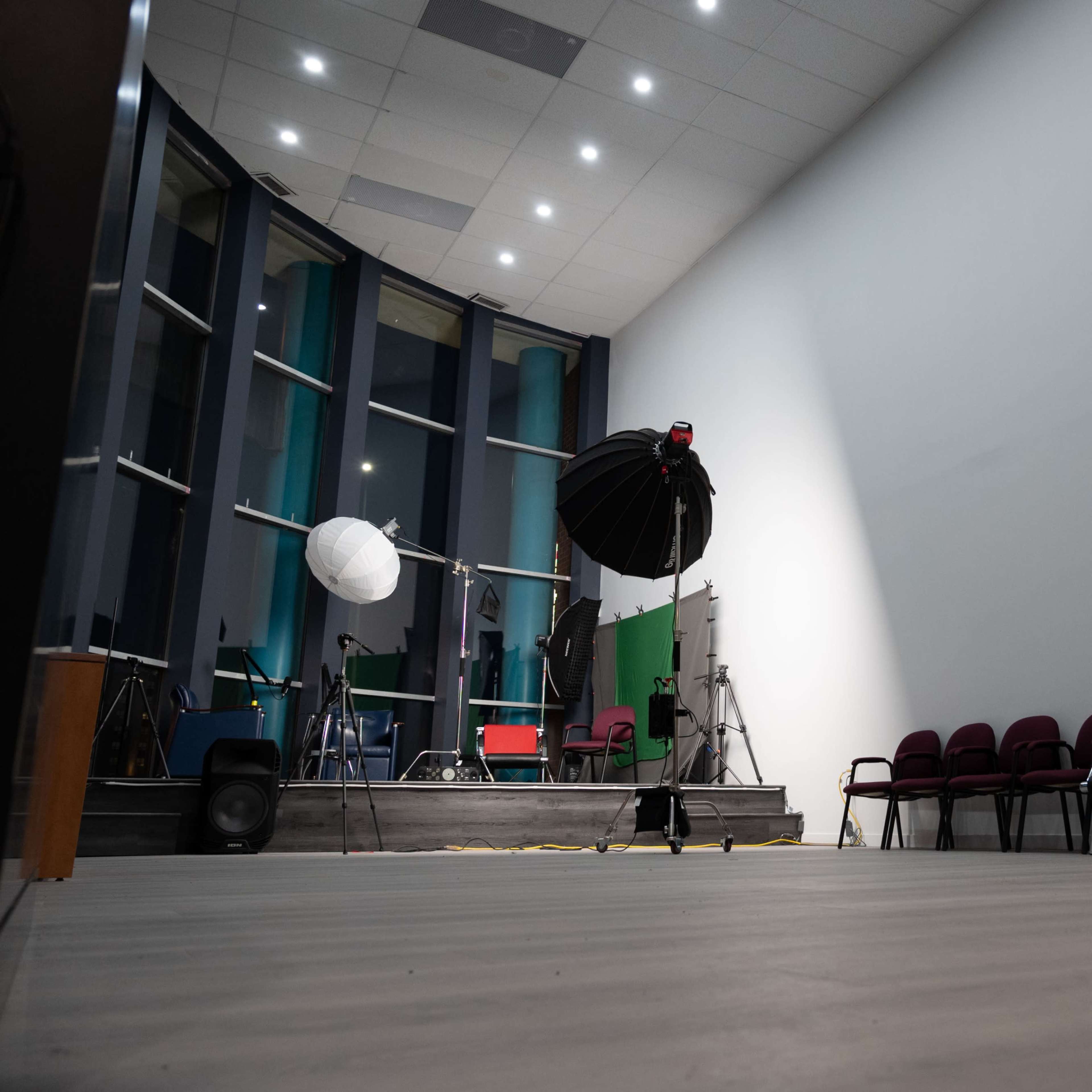 21 ft high ceiling Photo/Video Studio on Centre Street Image in Calgary, Calgary, AB