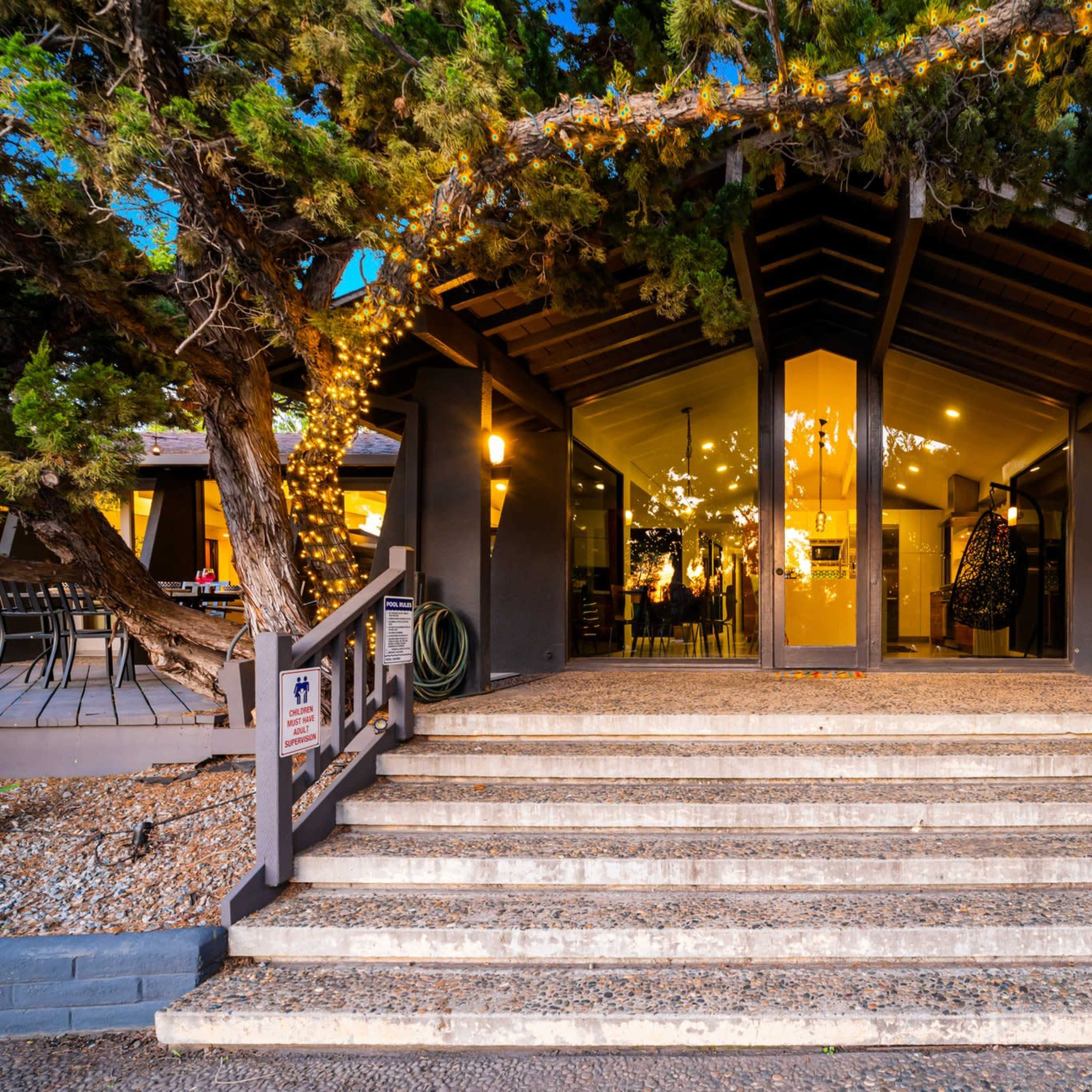 San Diego’s Eichler-inspired Modern Mid Century estate. Image in Granite Hills, El Cajon, CA