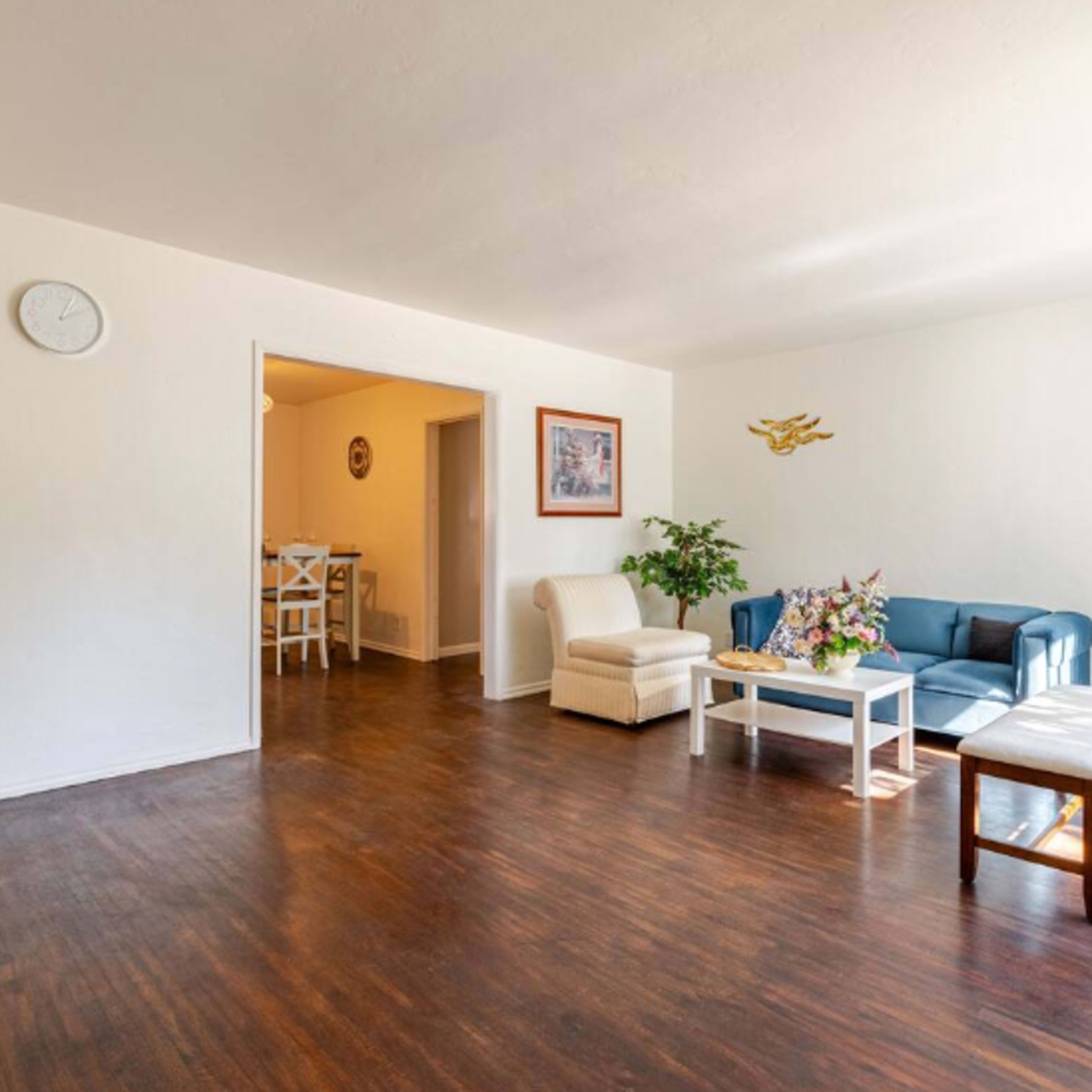 Close to UCR campus! Free parking! King beds! Mountain View! Image in University, Riverside, CA