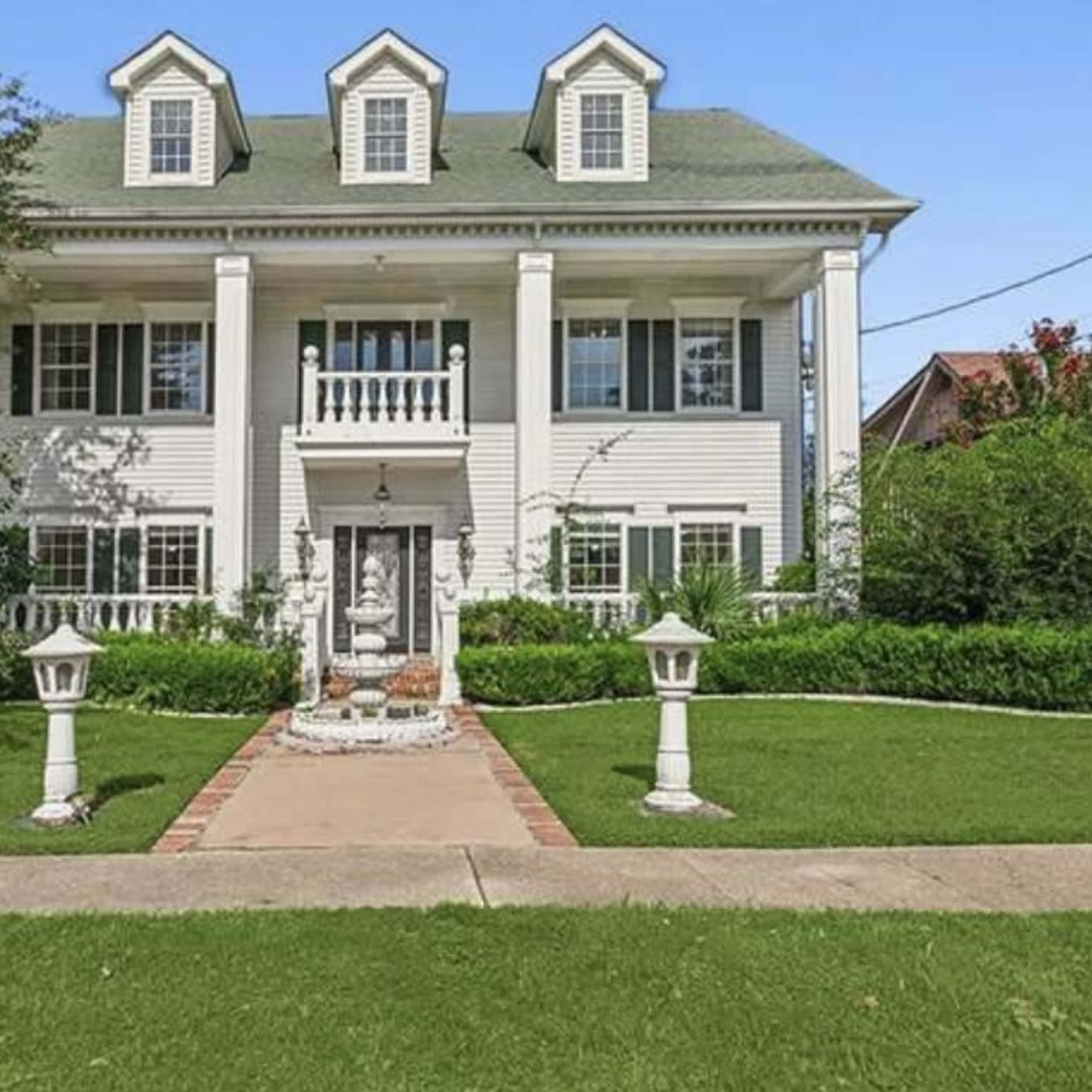 4800 sq foot Colonial House w/ Spiral Staircase - 2 Blocks from Lake Image in Metairie, Metairie, LA