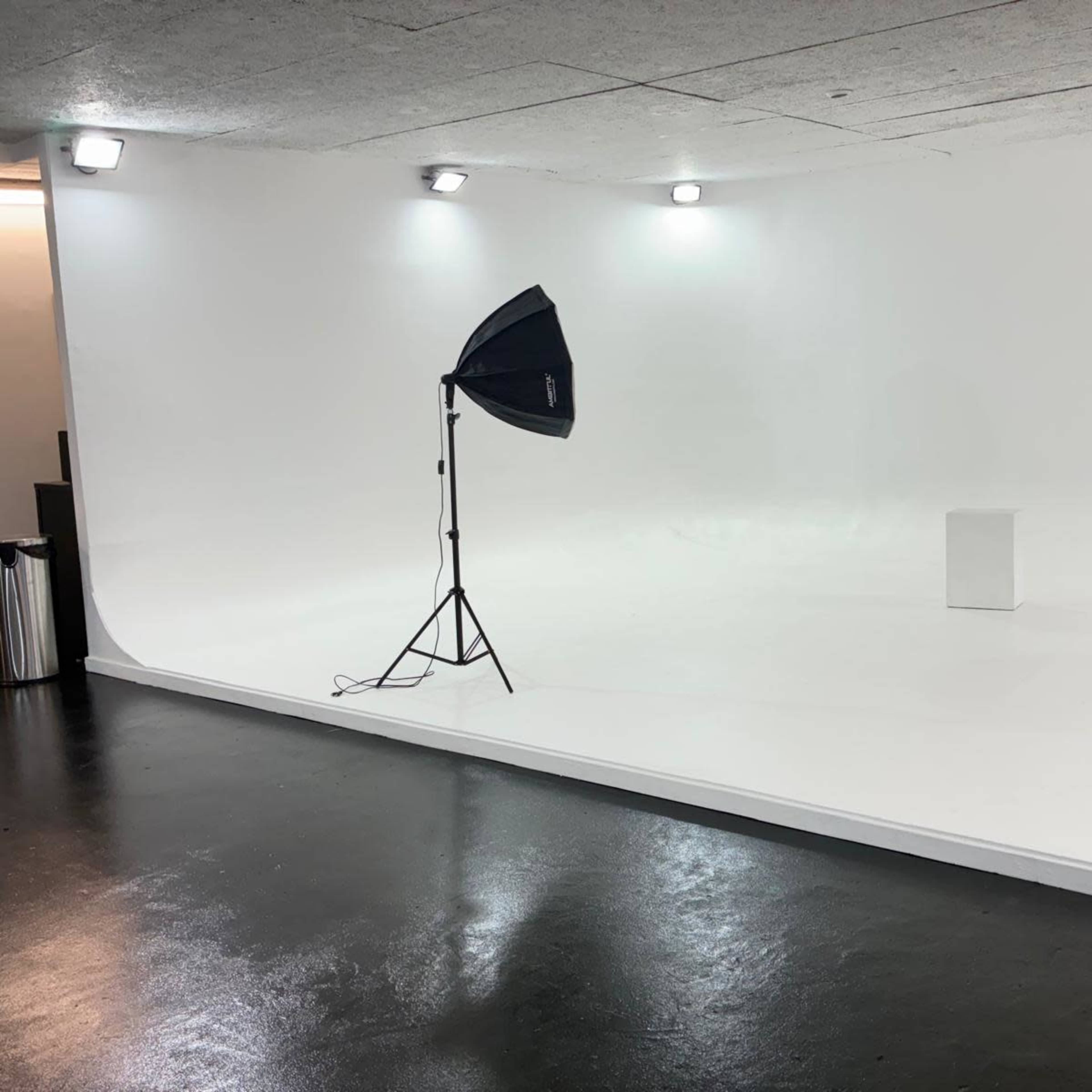 Studio Photo Vidéo Cyclorama attractif aux portes de Paris Image dans , La Courneuve, Île-de-France