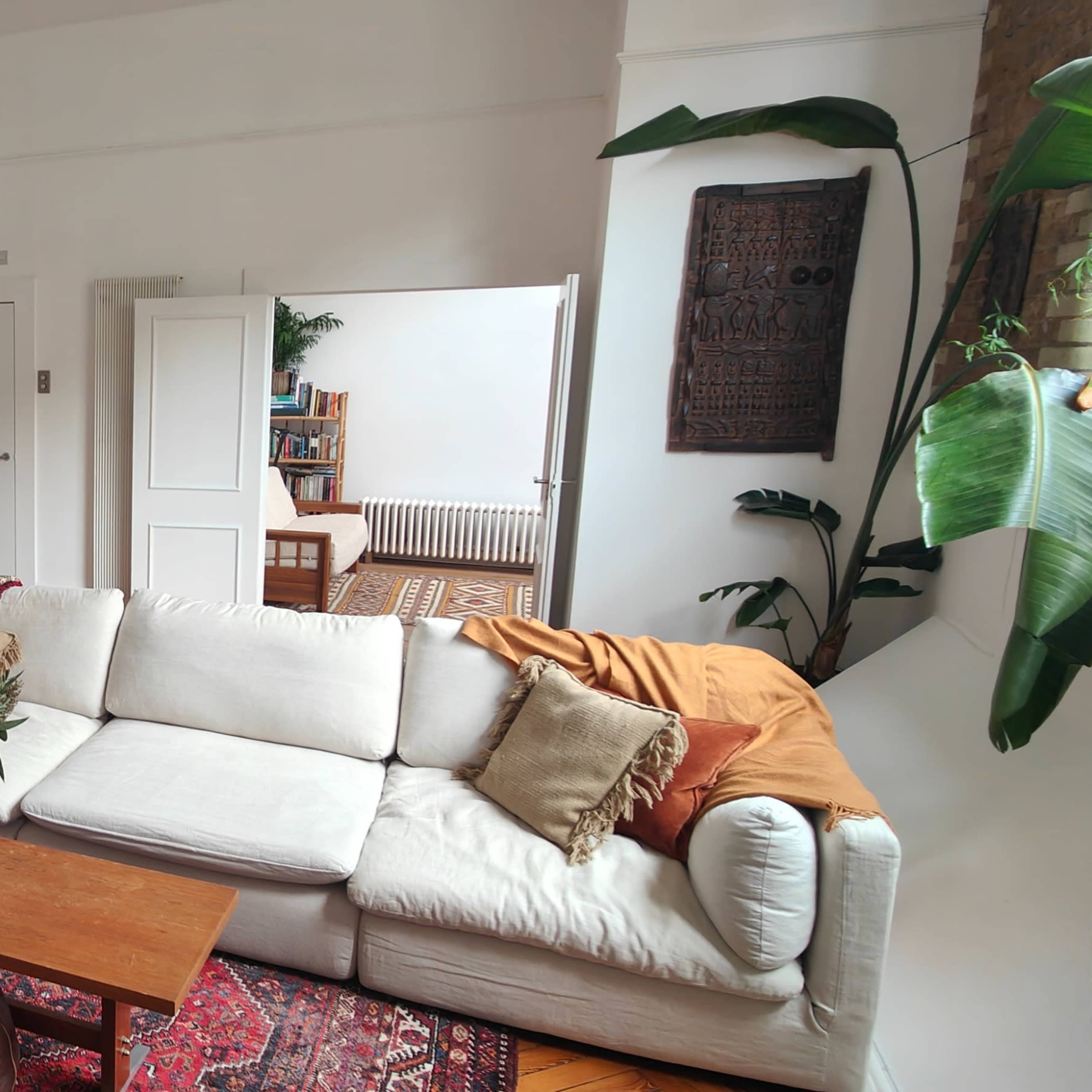 Light Filled High Ceiling Pillared Flat in Hackney Image in Hackney, London, England