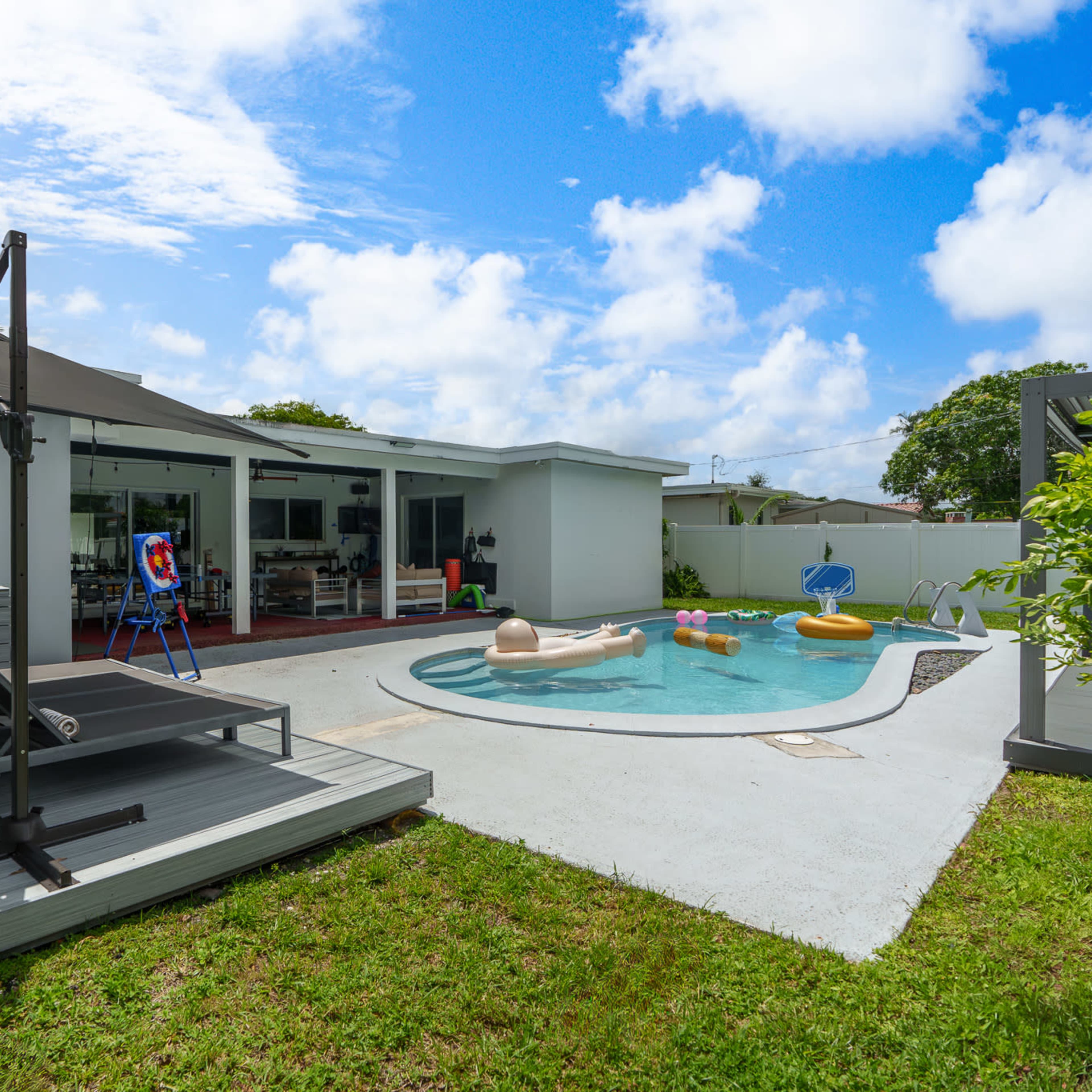 Huge Pool Oasis Awaits! BBQ & Entertainment VERY open Image in Hollywood Hills, Hollywood, FL