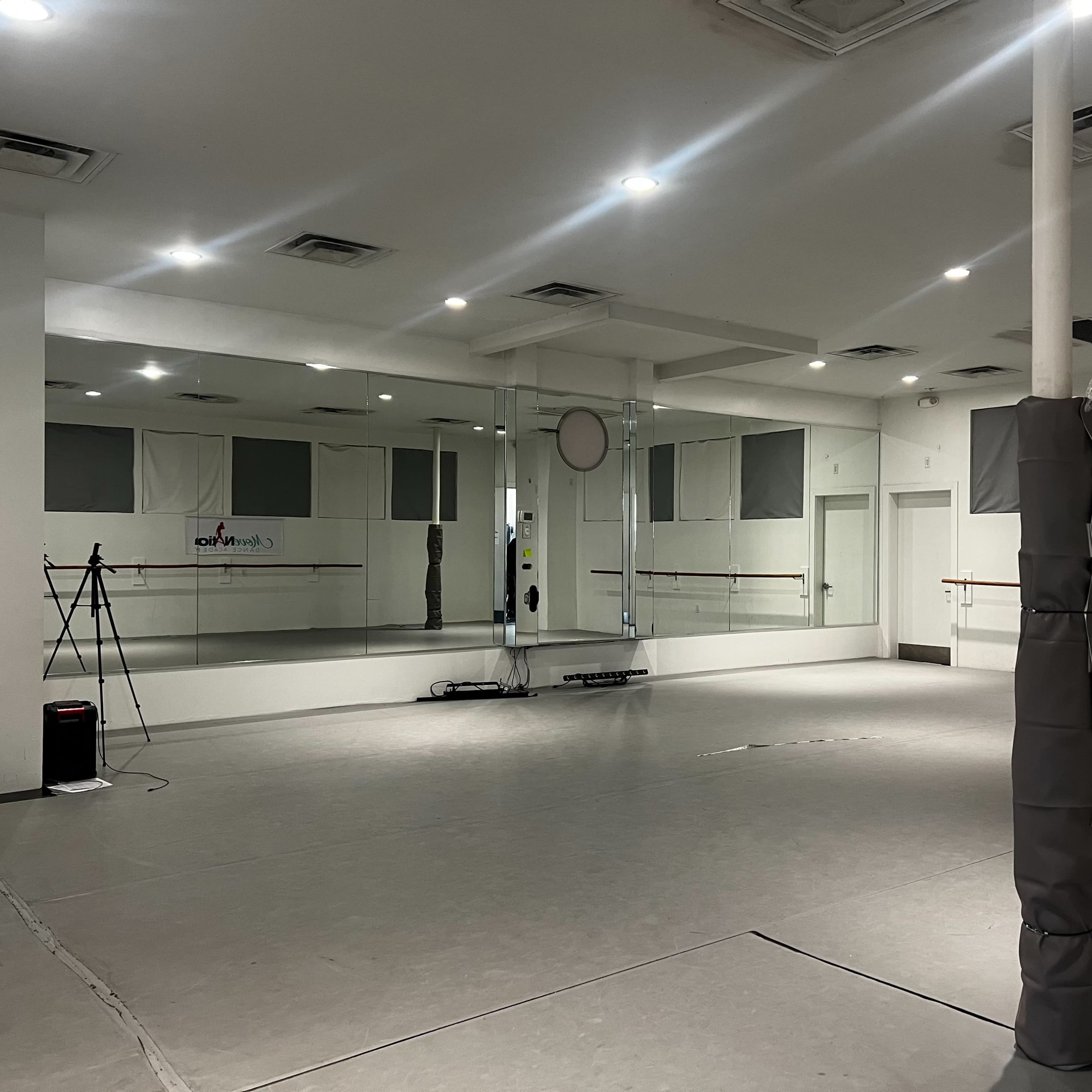 Spring Branch Area Dance Studio, Mirrors, Professional Sprung Floor, Marley, Barres Image in Memorial, Houston, TX