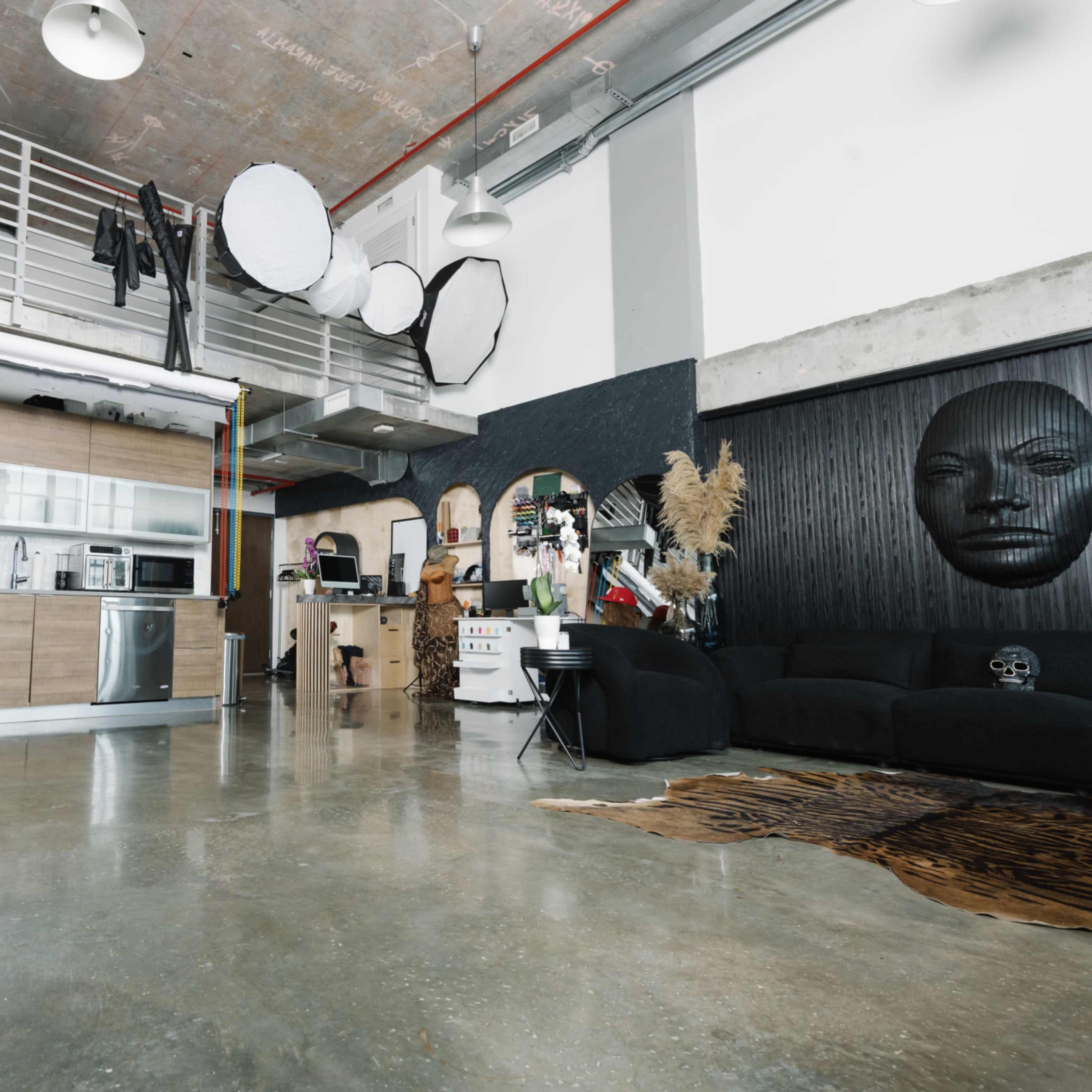 Creativity never sleeps, and neither do we! ✨ Day or night, Casa di Amani is your go-to for the ultimate creative experience. Image in Town Square, Miami, FL