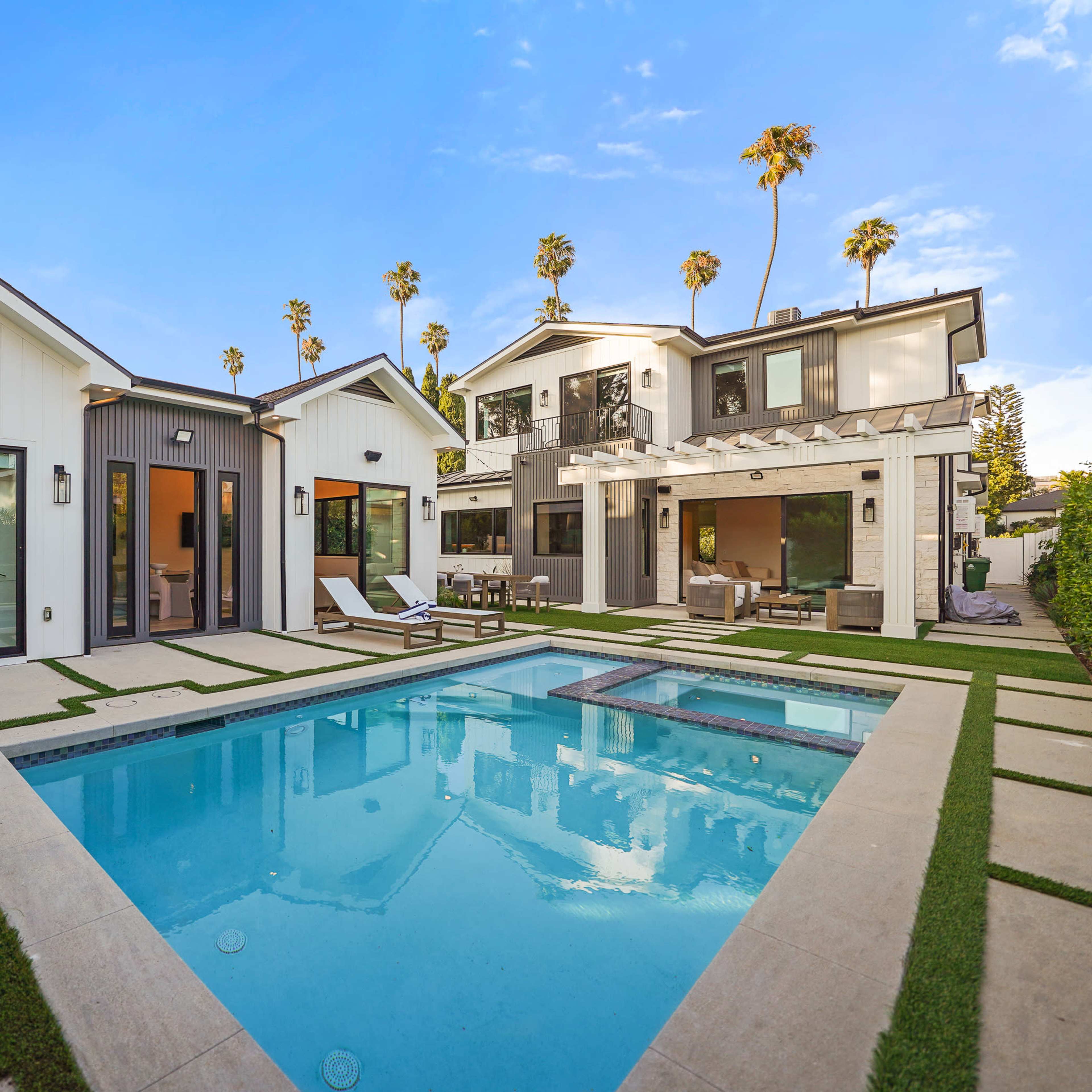 Modern Ranch-Style Mansion w/ Guest House & Pool Image in Brentwood, Los Angeles, CA