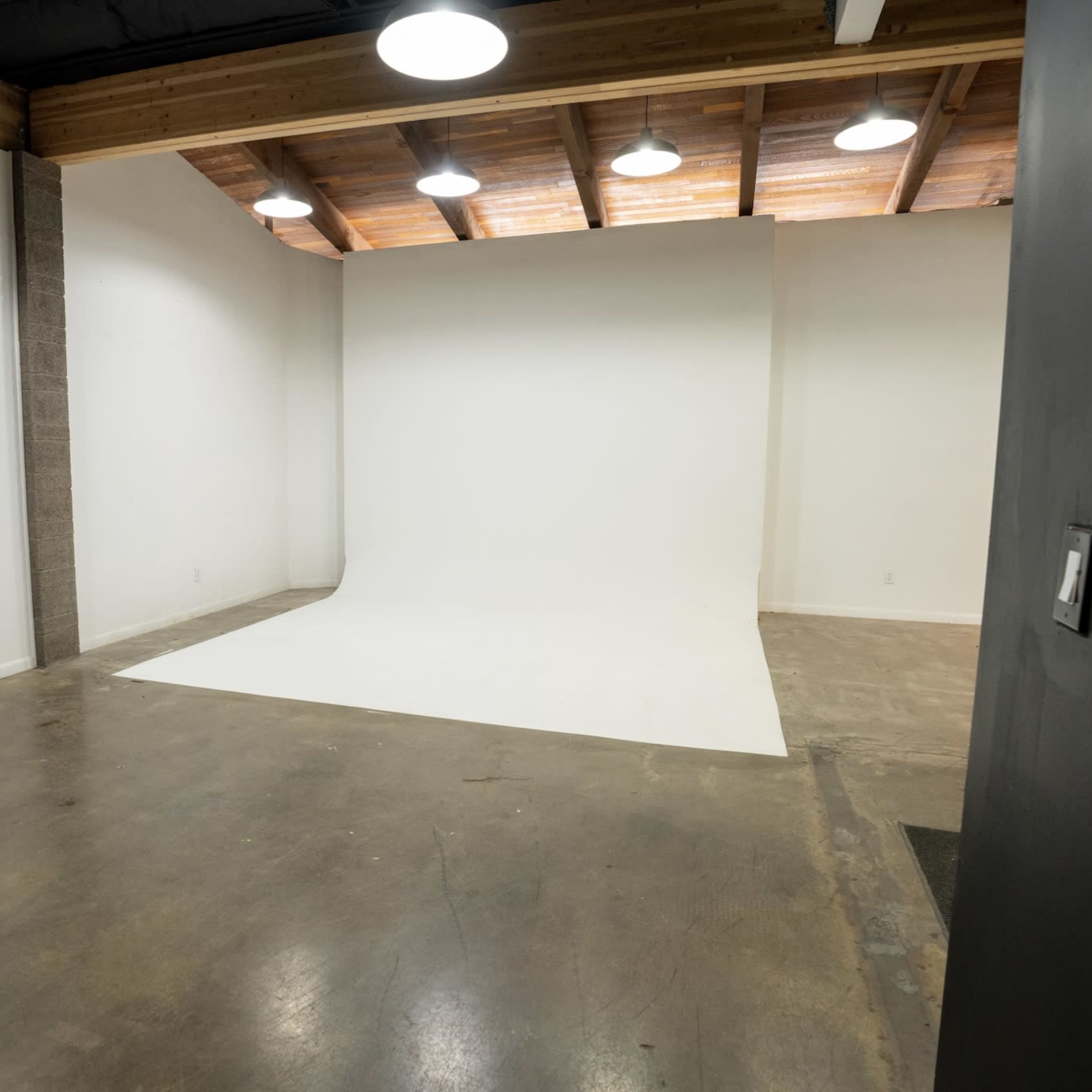 Intimate Studio with Cyc Wall & Meeting Space in Phoenix Image in Encanto Village, Phoenix, AZ