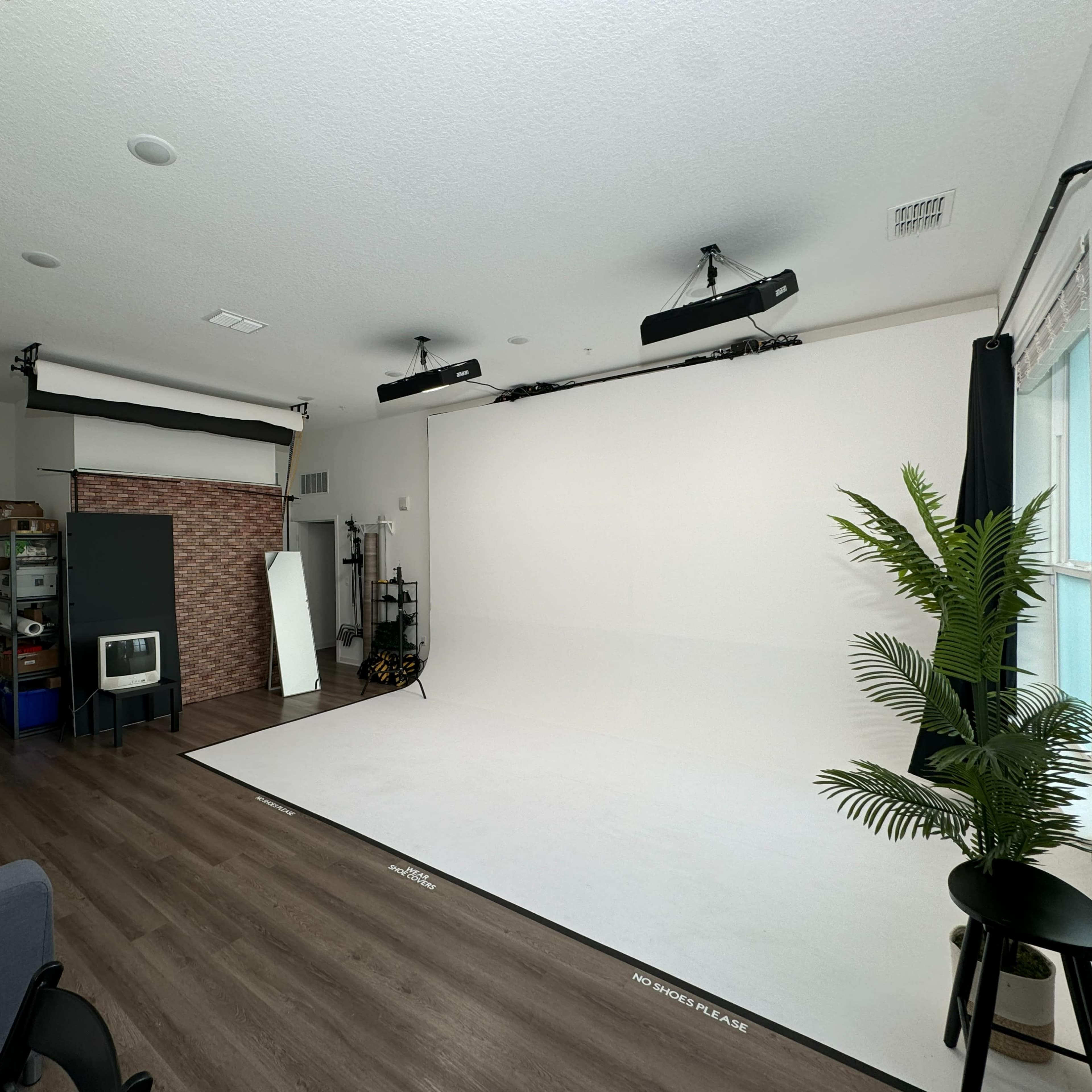 Natrual light Studio with a cyc wall Image in Colonialtown North, Orlando, FL