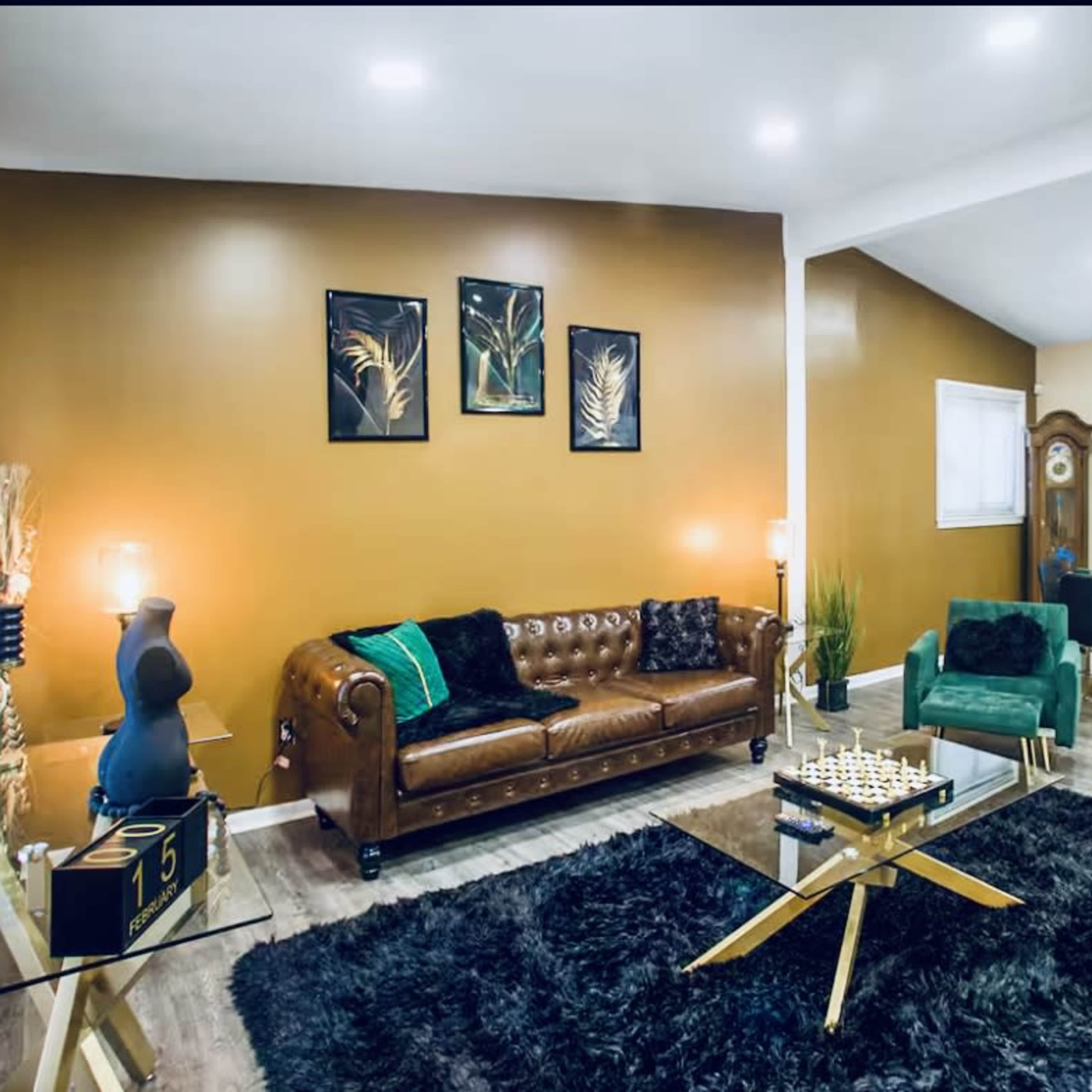 Dynamixx Getaway 4 beds, 2 bath, Hot Tub w/Adult Play Area Image in Oak Park, Oak Park, MI
