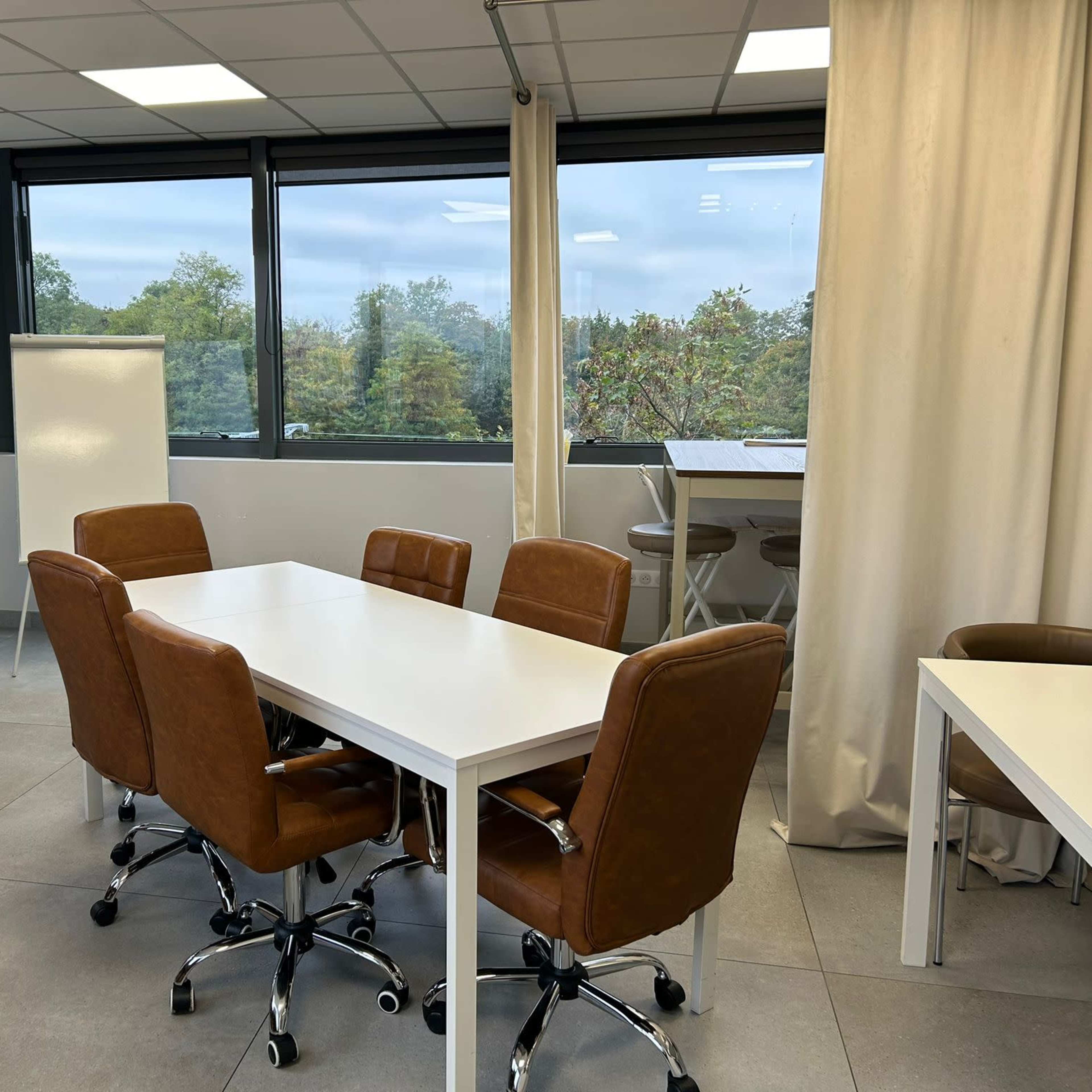 Espace lumineux et modulable pour vos réunions et formations pour 12 personnes à 10min de Paris Image dans Joinville-le-Pont, Joinville-le-Pont, Île-de-France