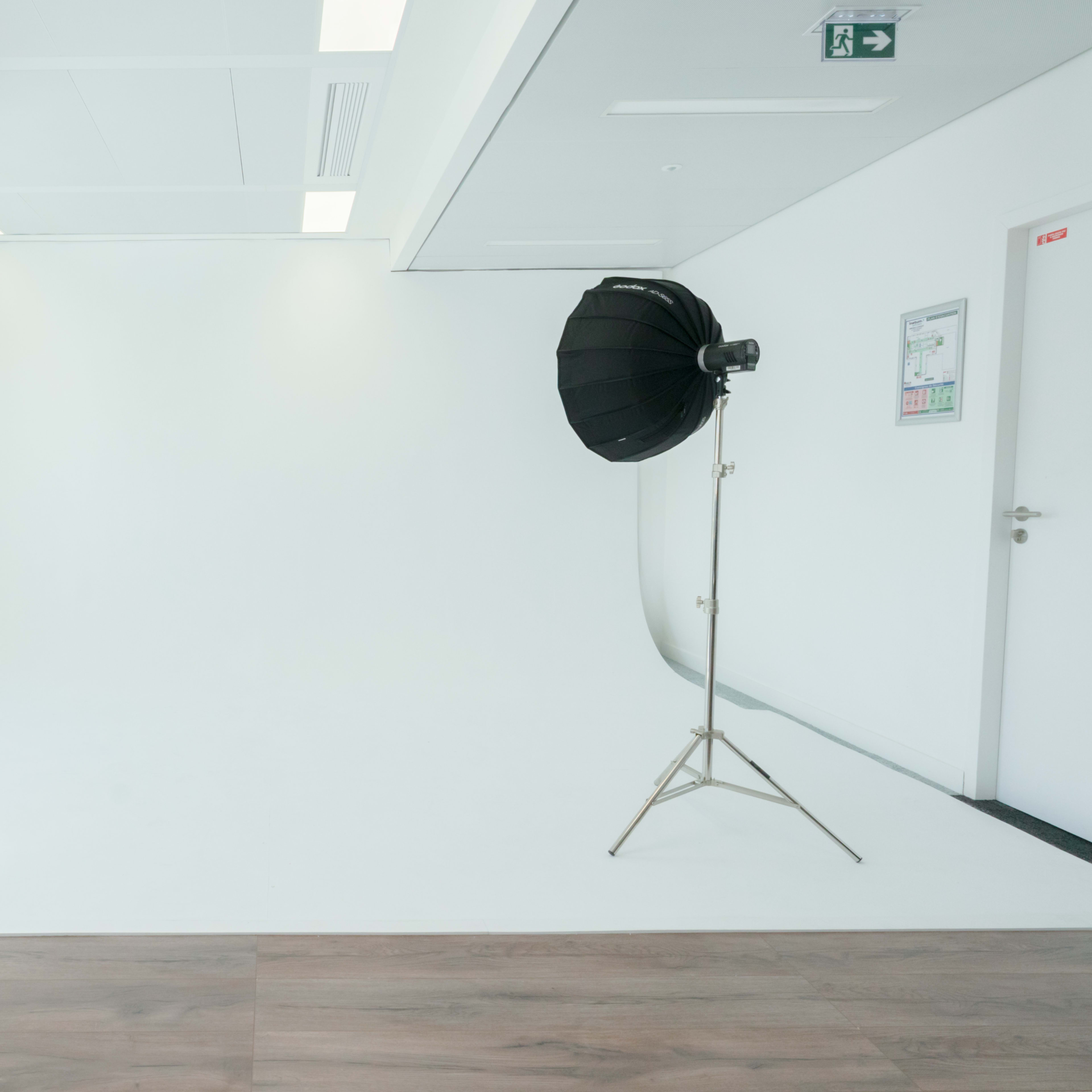 Inspiration Pure – Studio design & fond cyclo blanc Image dans , Clichy, Île-de-France