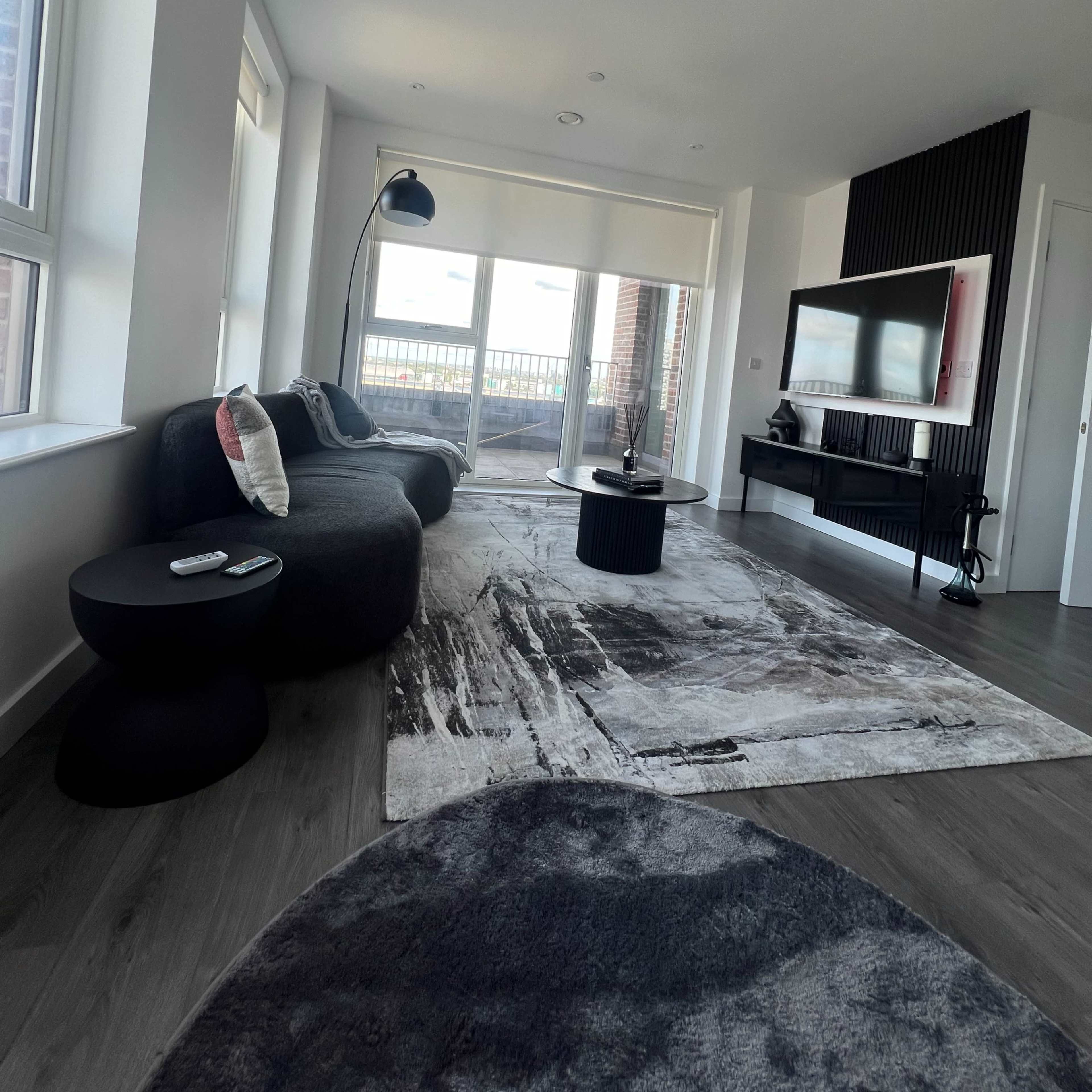 Minimalist & Modern Apartment Filled With Natural Light And Balcony: East London Image in Royal Docks, London, England
