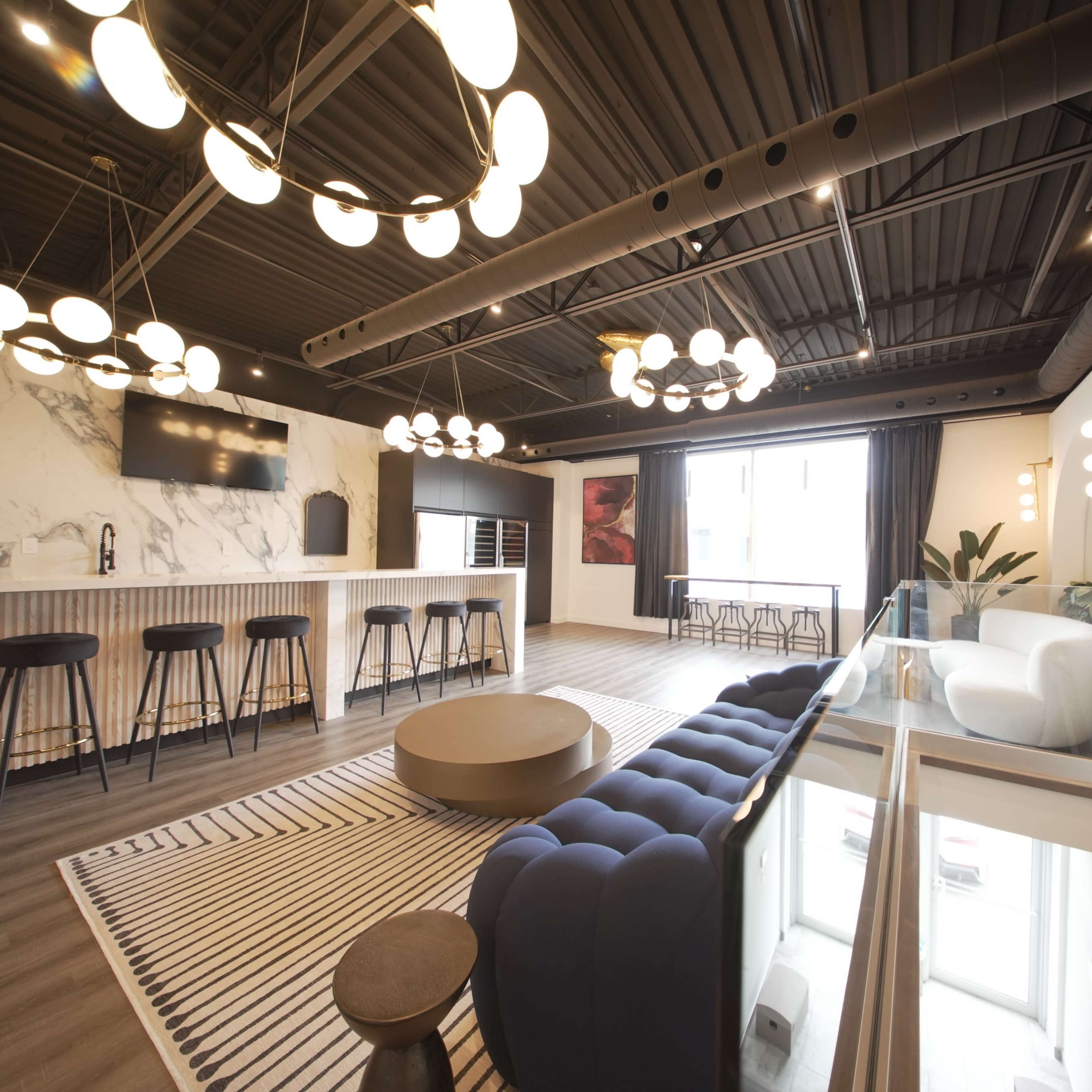 Urban Loft with Modern Elegance and Natural Light Image in Mississauga, Mississauga, ON