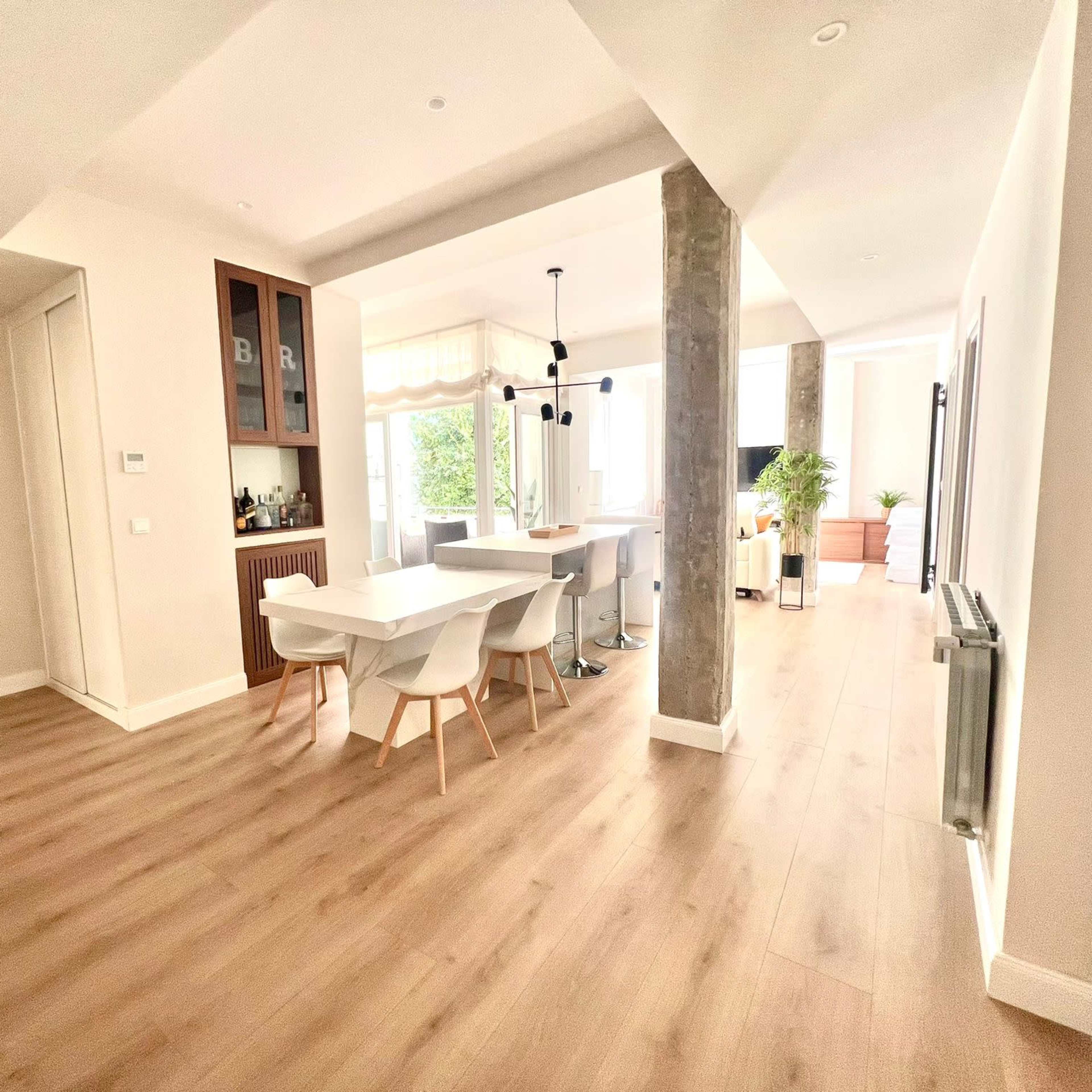 Bright, Minimalist 4-Bedroom Apartment Perfect for Filming! Imagen en Niño Jesús, Madrid, MD
