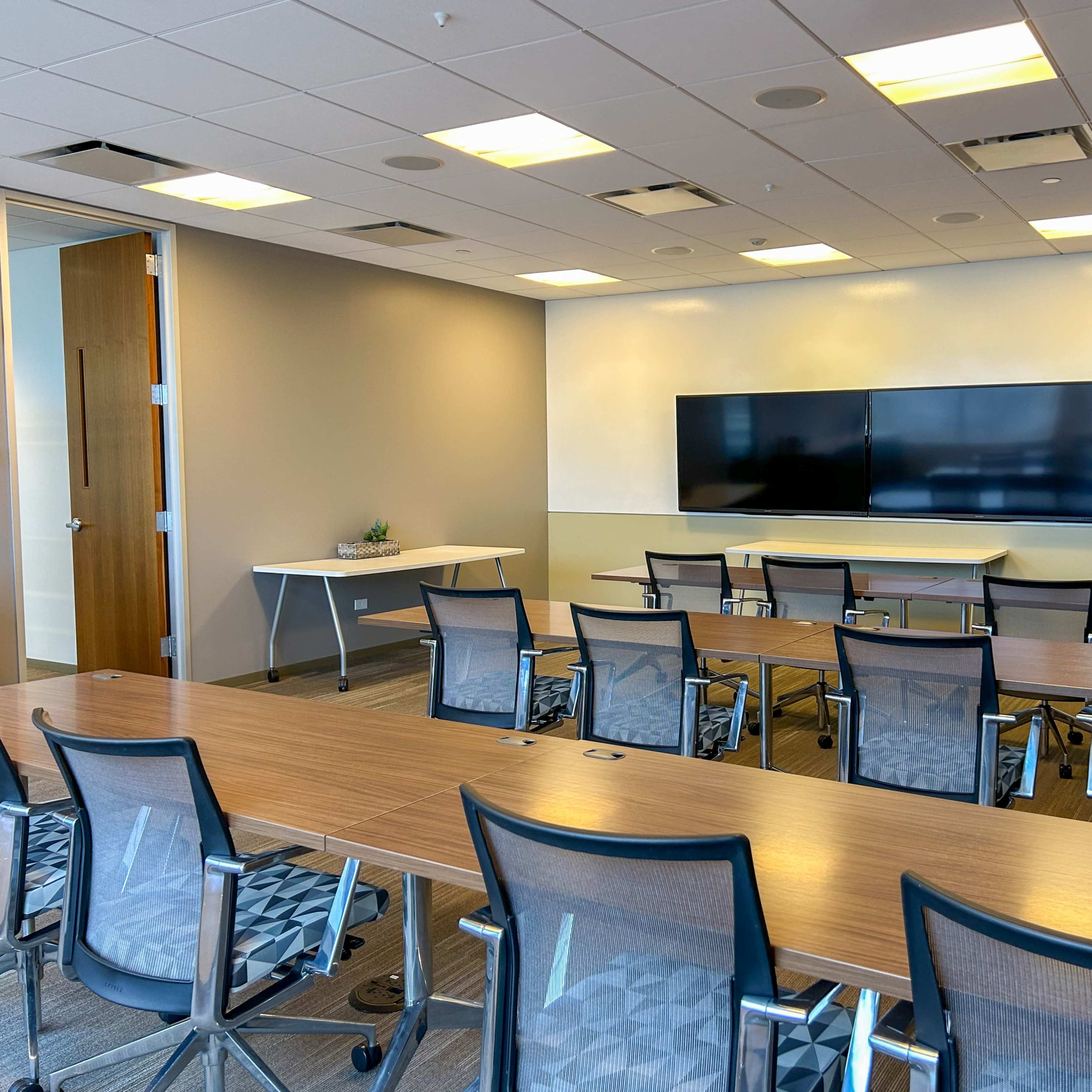Dynamic Configurable Think Tank Near O'Hare Image in Schaumburg Township, Schaumburg, IL