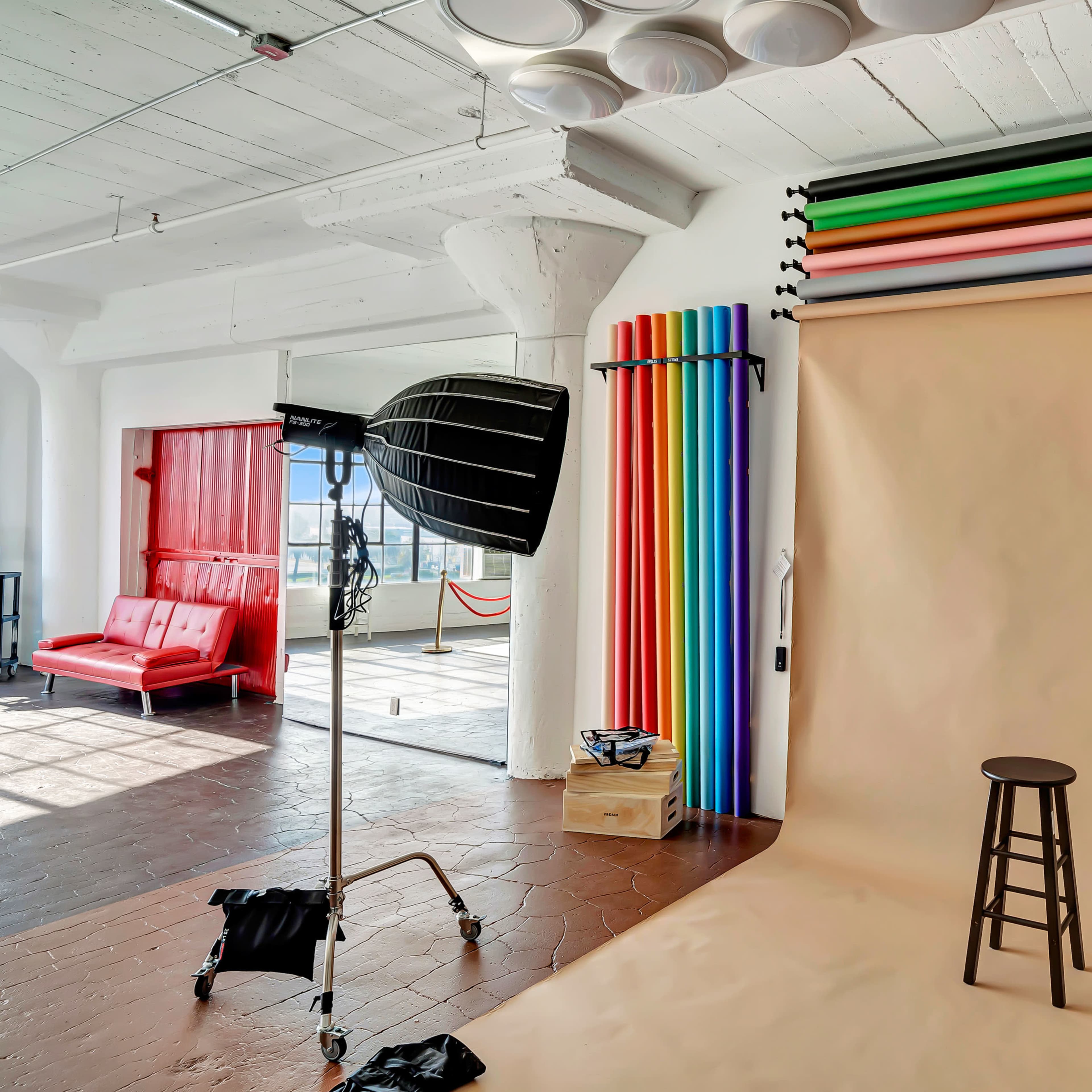 519: Bright Natural Light Cyc Wall Studio w/ Skyline View & FREE LIGHTING/EQUIPMENT! (AC & Heater Available!) Image in Central LA, Los Angeles, CA