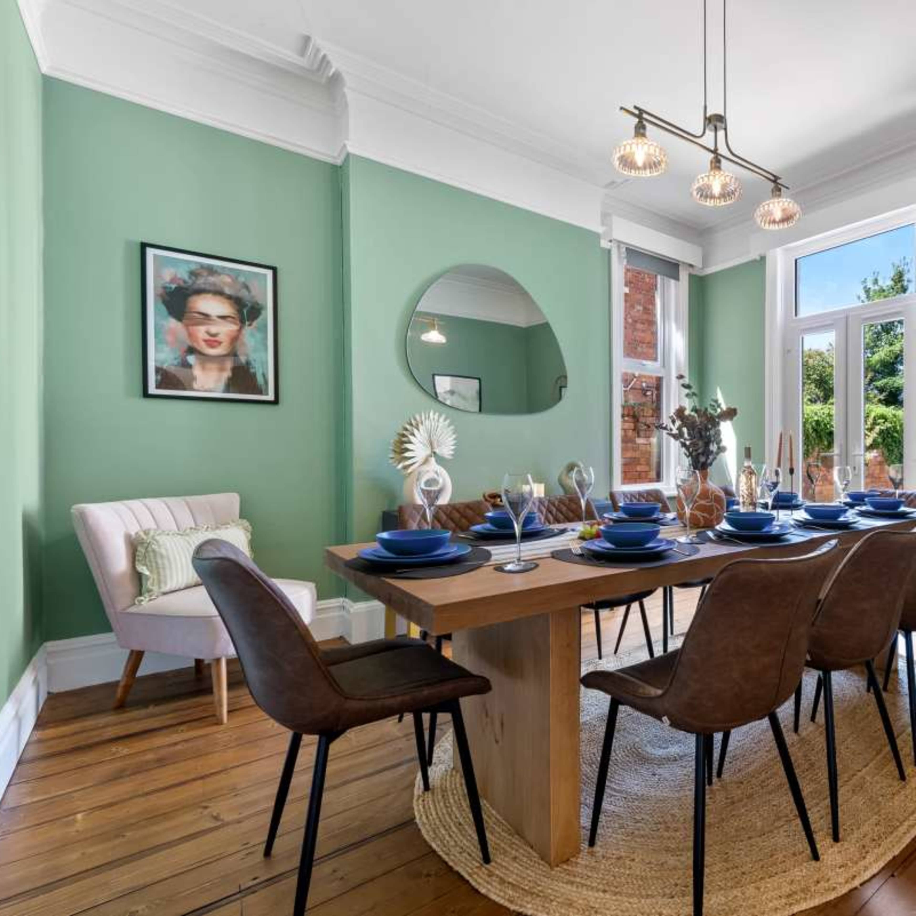 Podsmead Road 5-BR Luxurious Manor with Game Room, Sleeps 12 Image in Gloucester, Gloucester, England