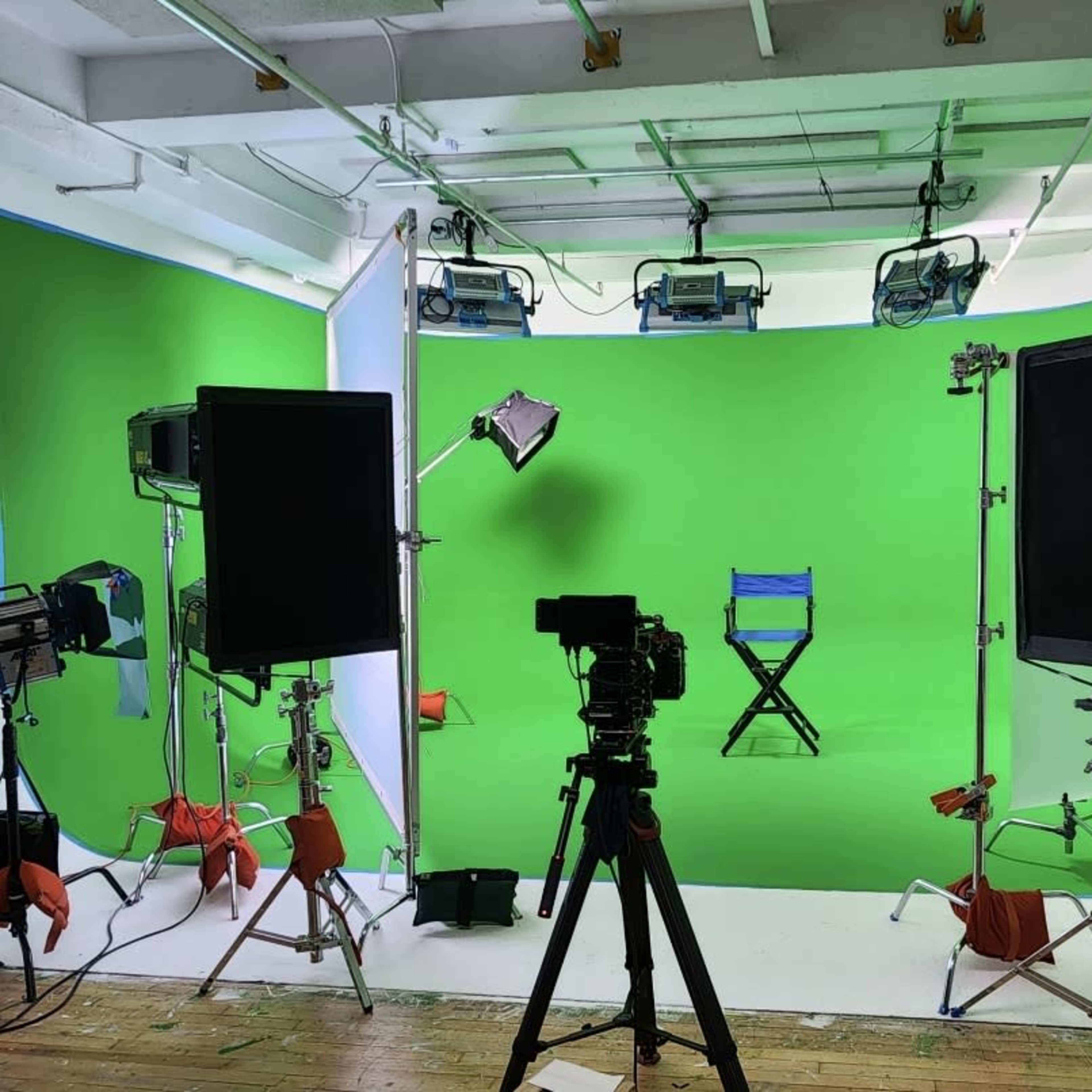 Manhattan Cyc Wall Video Sound Stage & Daylight Photo Room & Rooftop Image in Midtown Manhattan, New York, NY