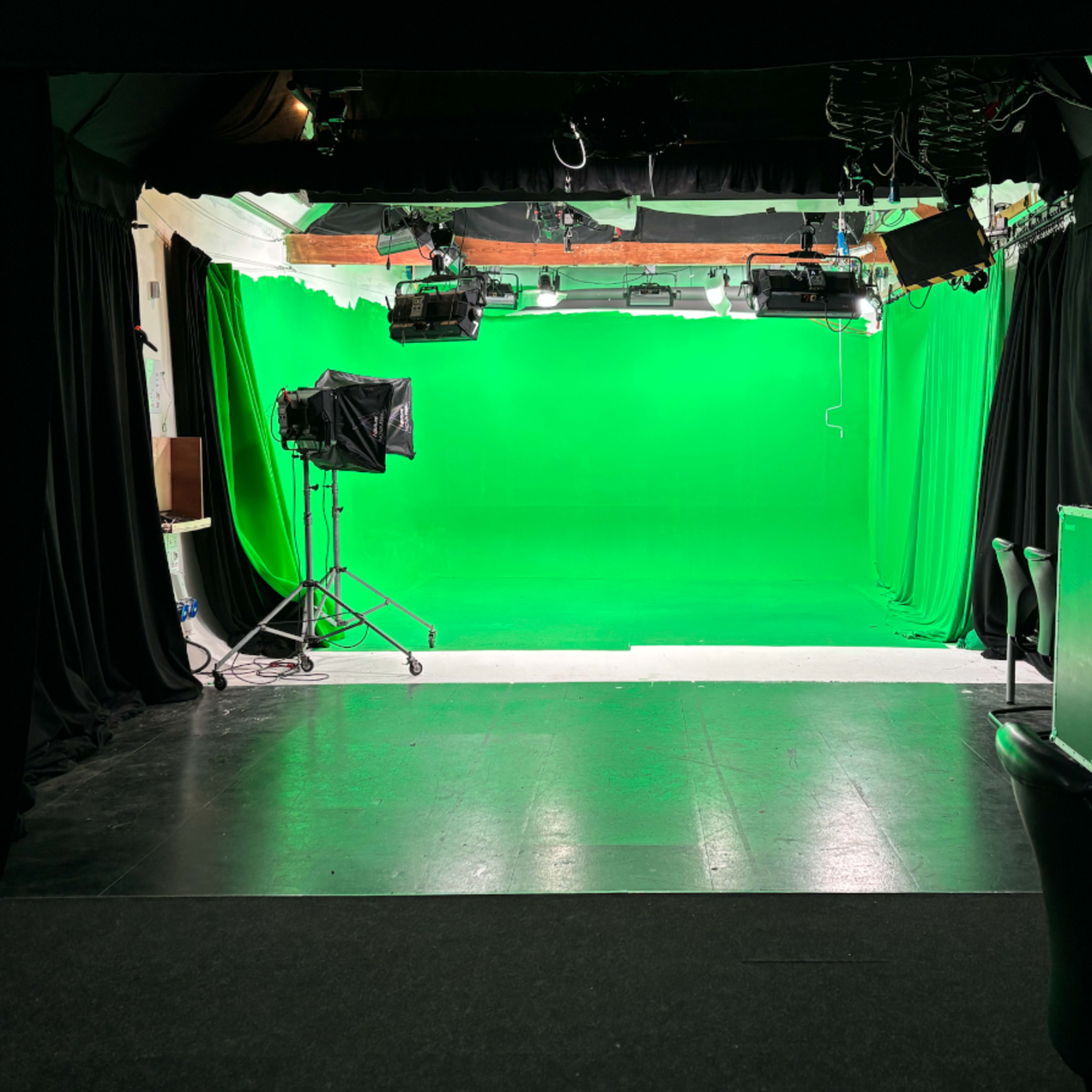 Green Screen / White Cove / Blackout Studio Image in Stratfield Mortimer, Reading, England