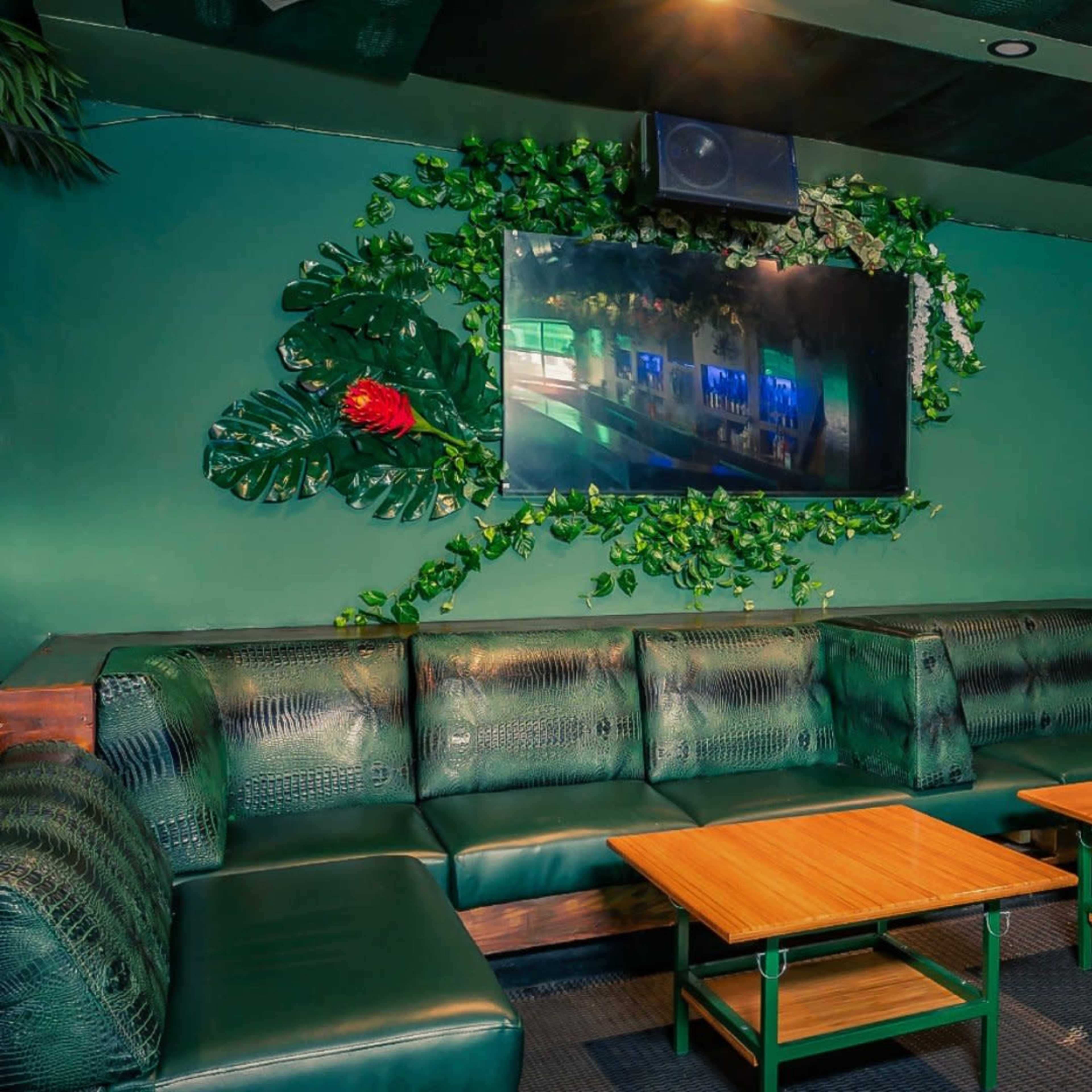 Hollywood Restaurant and Bar Image in Hollywood, Los Angeles, CA