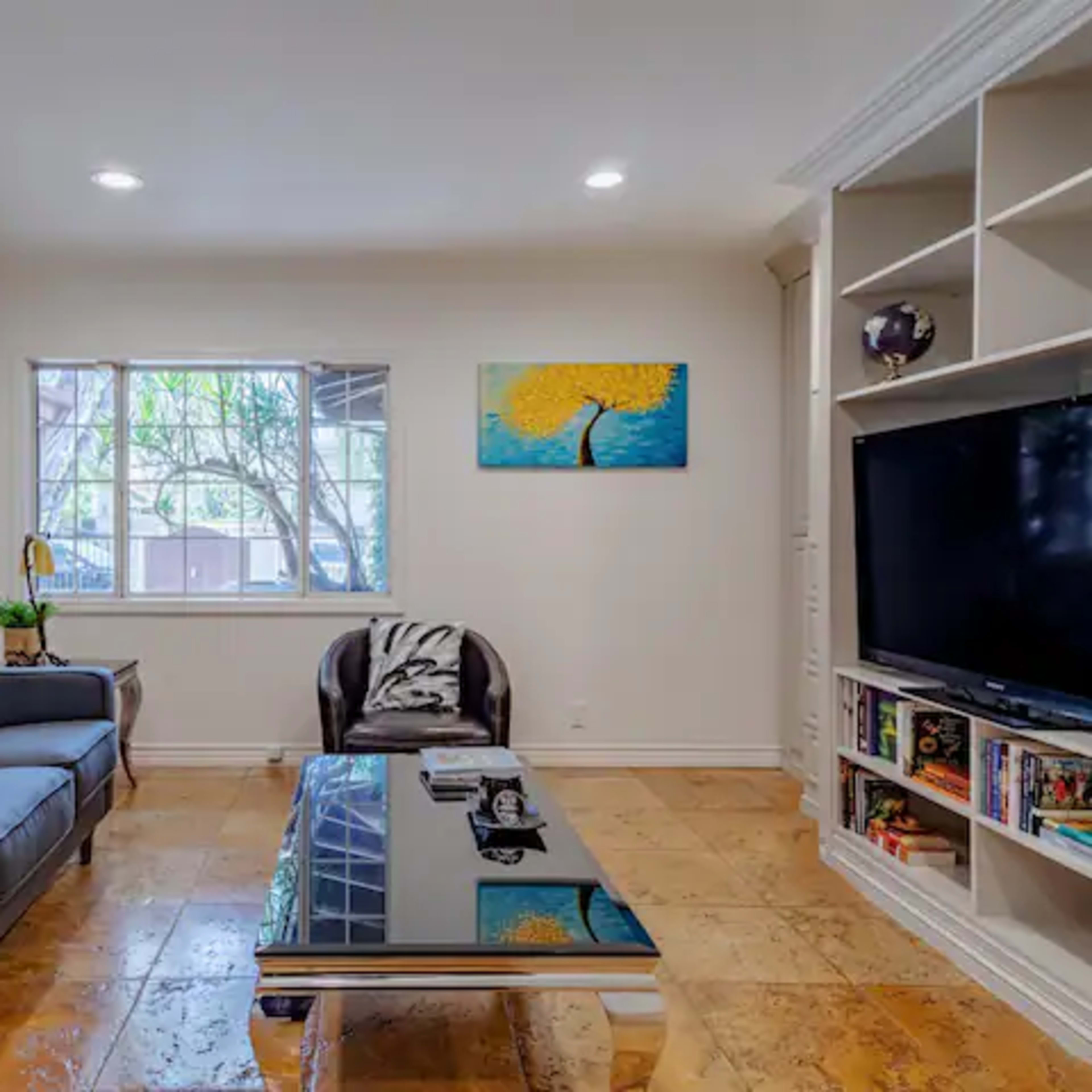 Massive Home with Pool/Jacuzzi near Universal Studios Image in Sherman Oaks, Los Angeles, CA