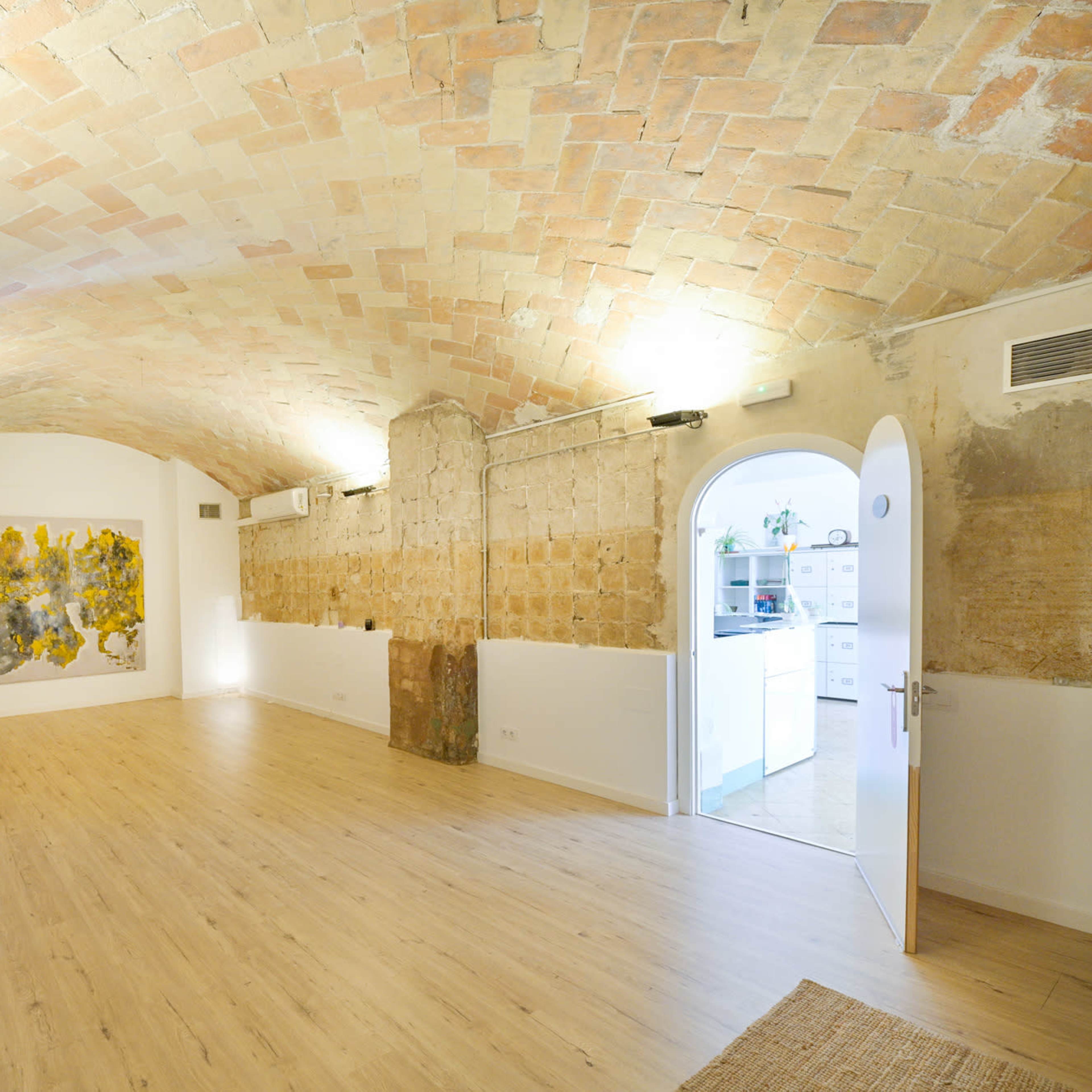Galería estilo Industrial cerca de Martorell Imagen en , Gelida, CT