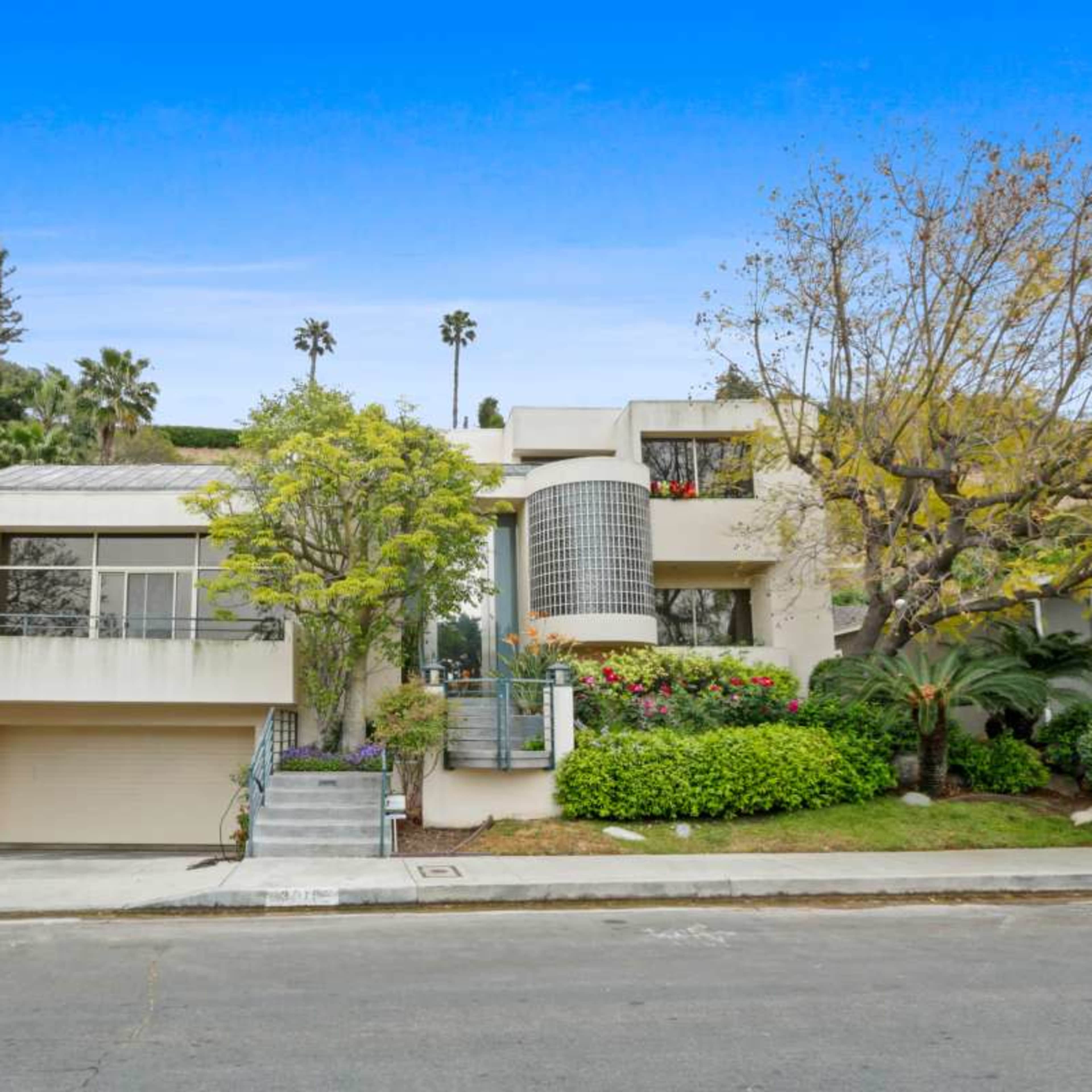 Spacious luxury home with very high Ceilings and Large Living rooms Image in Studio City, Los Angeles, CA