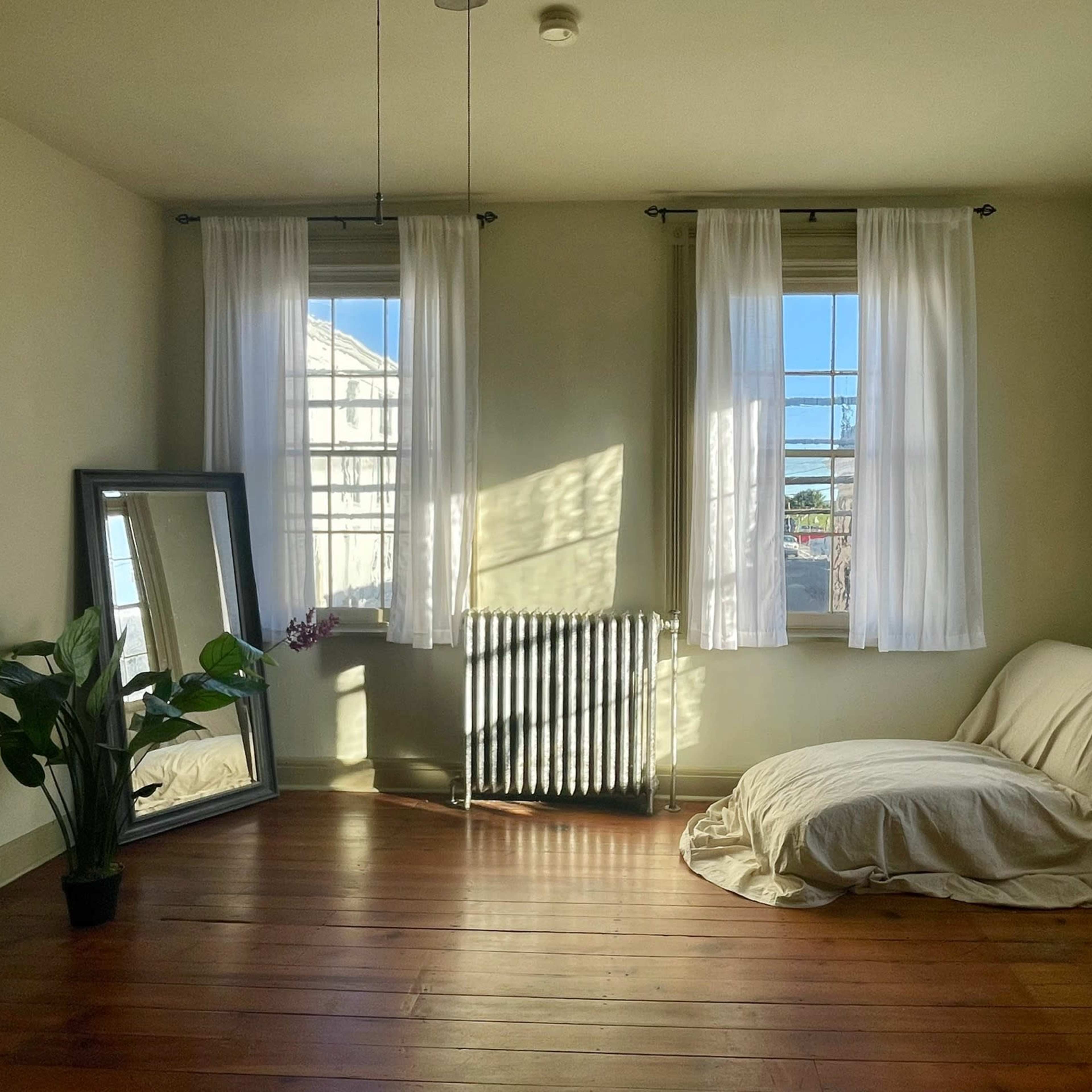 Charming Natural Light Boudoir and Lifestyle Studio with Hardwood Floors Image in Middletown, Middletown, MD