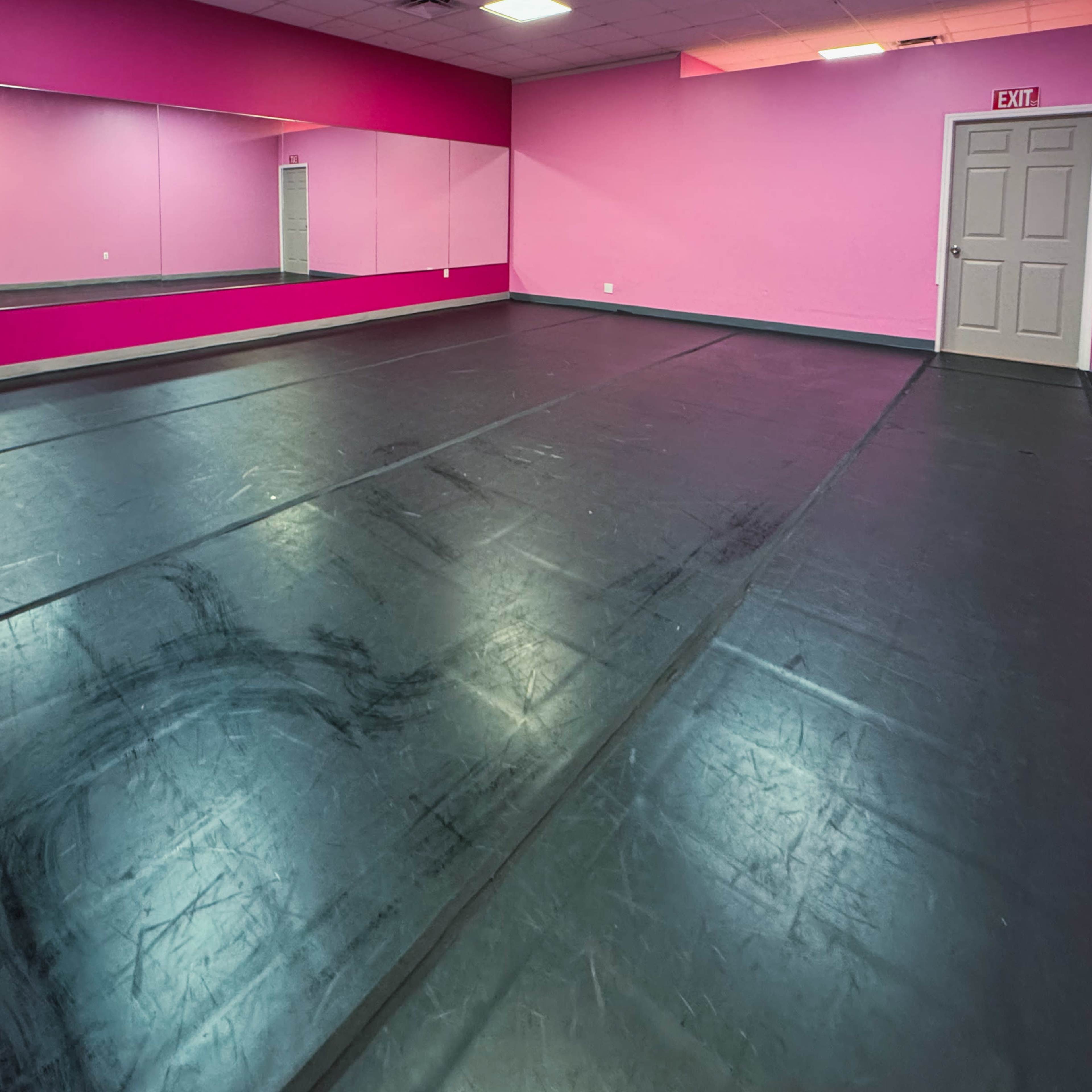 Creative Studio with Mirrors, Flat Flooring & On-Site Amenities Image in , Kissimmee, FL