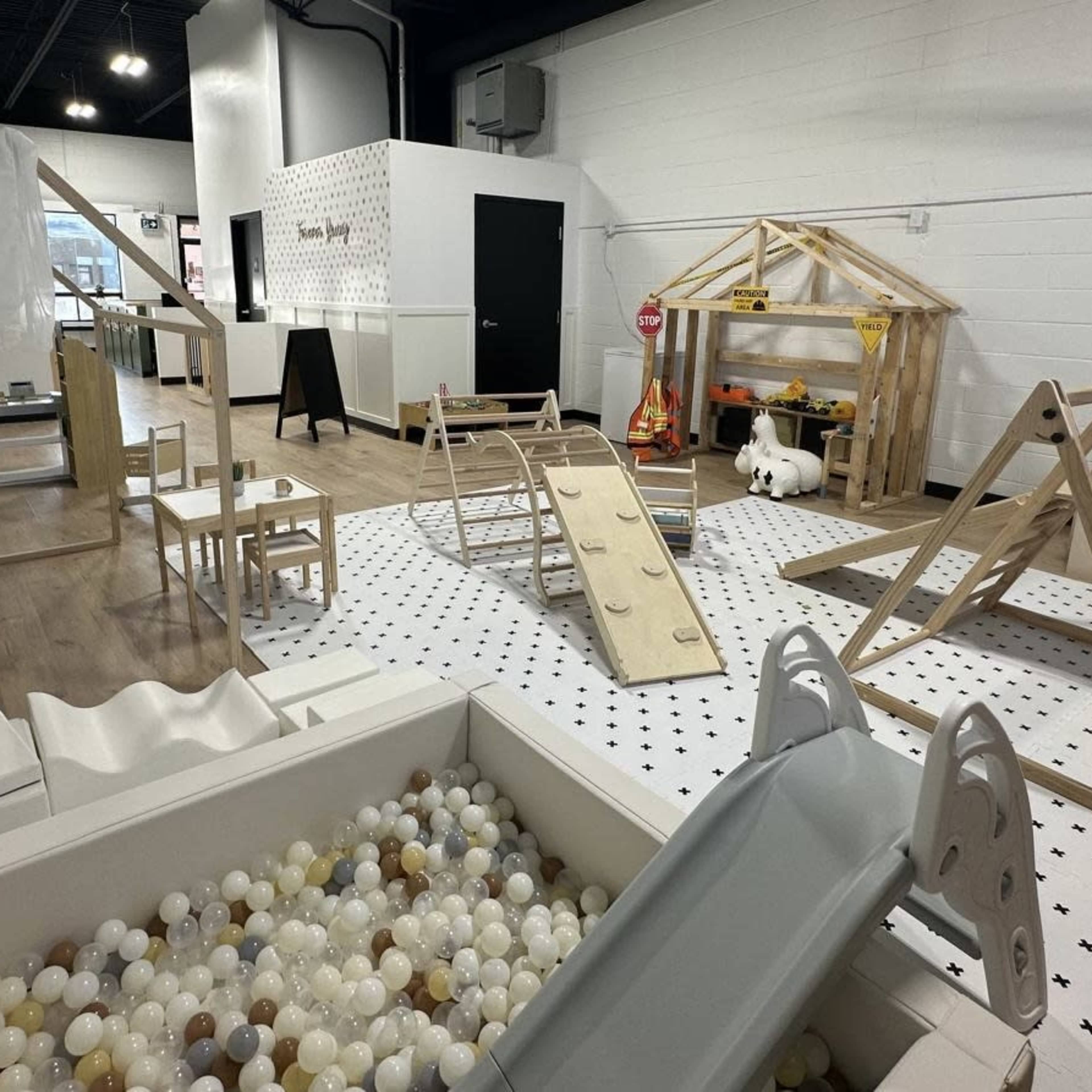 Versatile Event & Pop-Up Space with Natural Light and High-End Finishes Image in Mississauga, Mississauga, ON