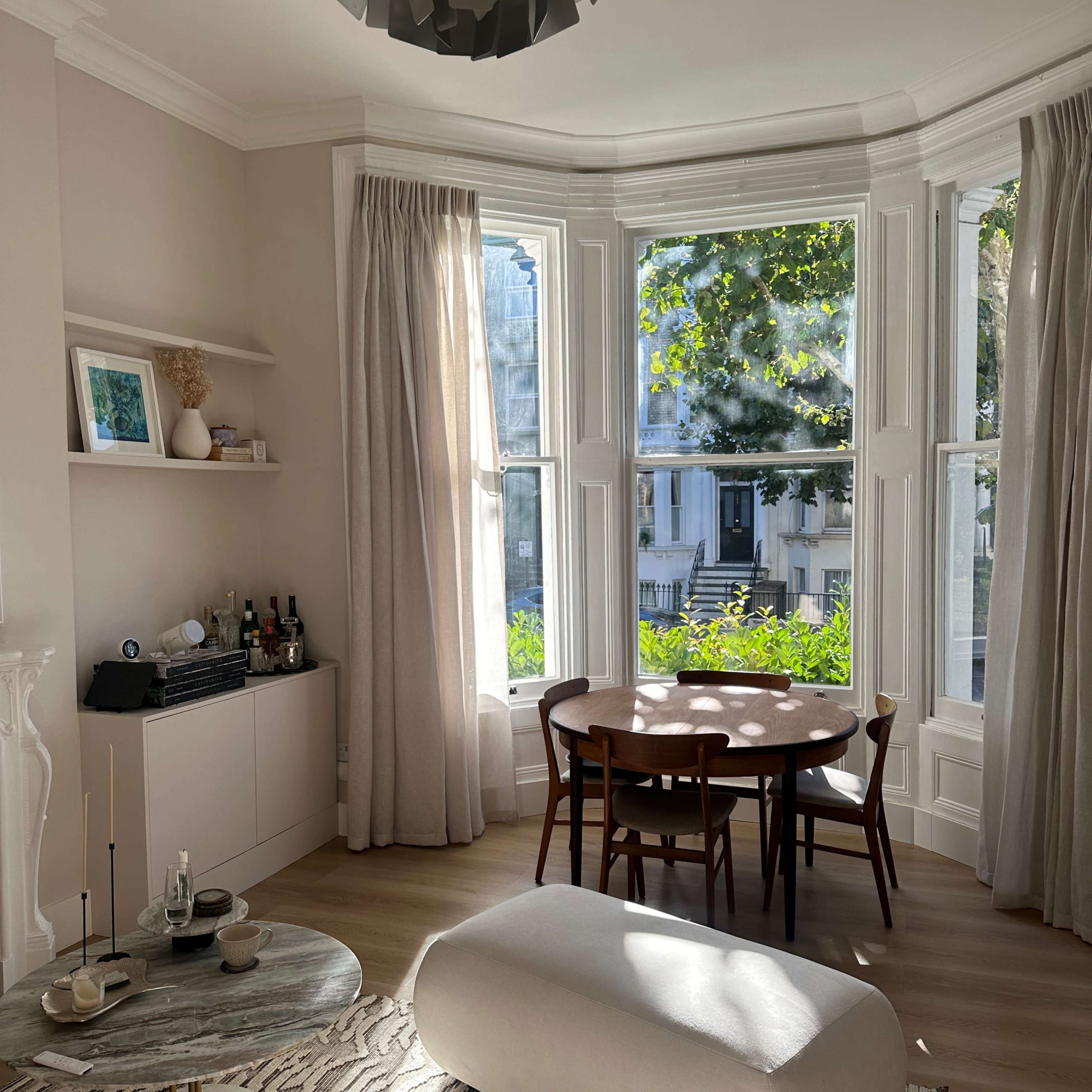 Modern Notting Hill flat with plenty of daylight and high ceilings, garden view. Image in London, London, England