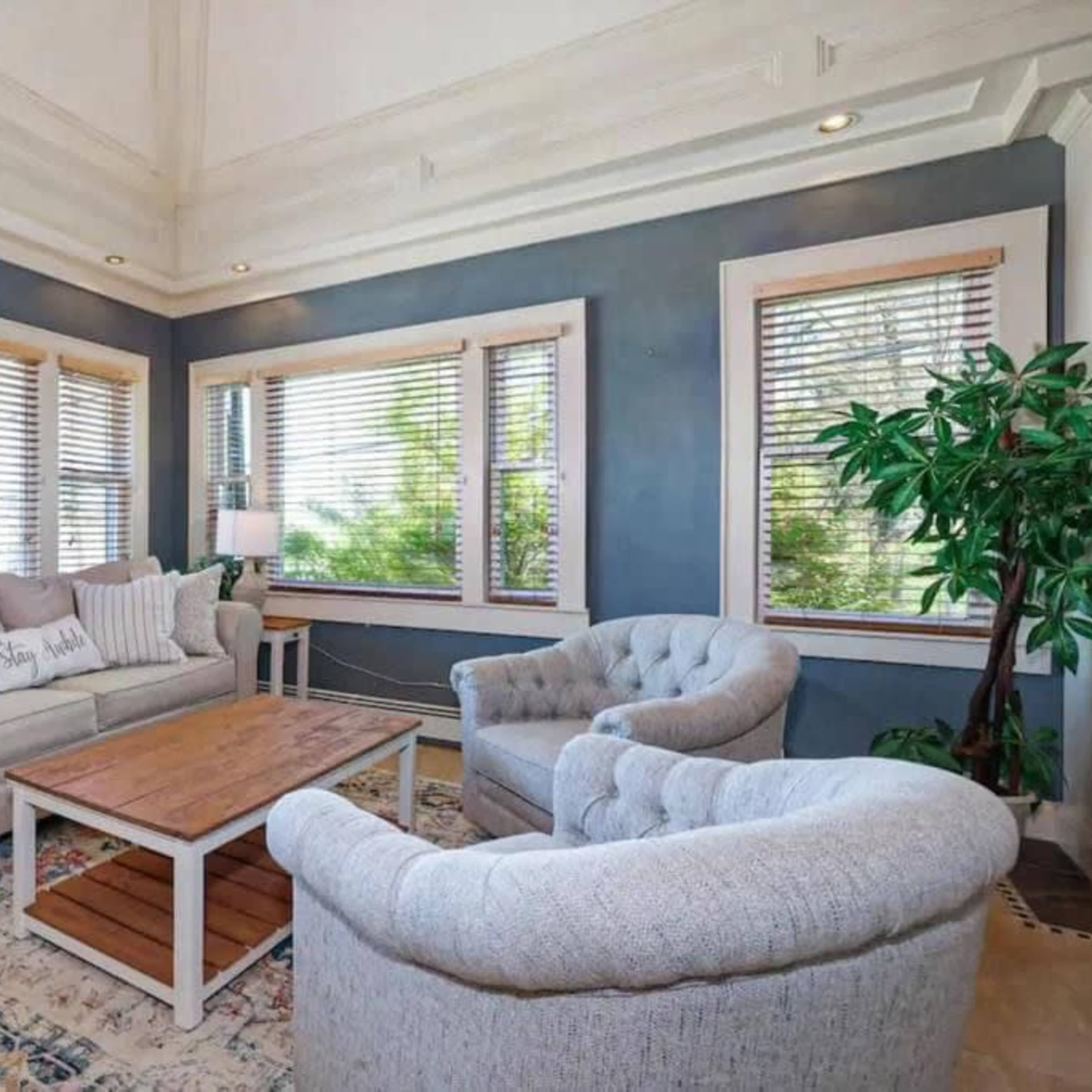 Charming Sunlit Home with Cozy Lounge and Artistic Details Image in New Rochelle, New Rochelle, NY
