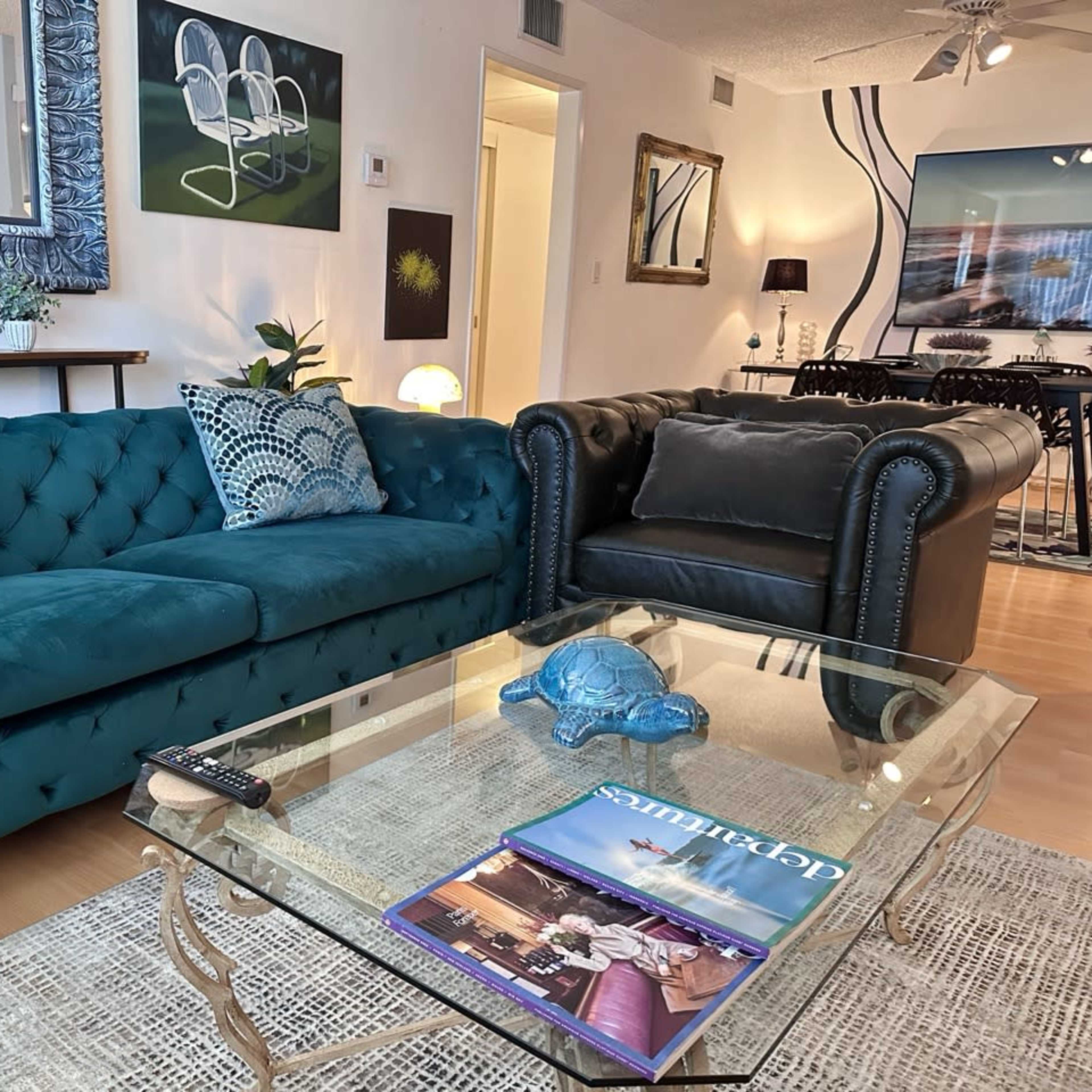 BEVERLY HILLS APARTMENT, WALKING DISTANCE FROM RODEO DRIVE Image in Beverly Grove, Los Angeles, CA