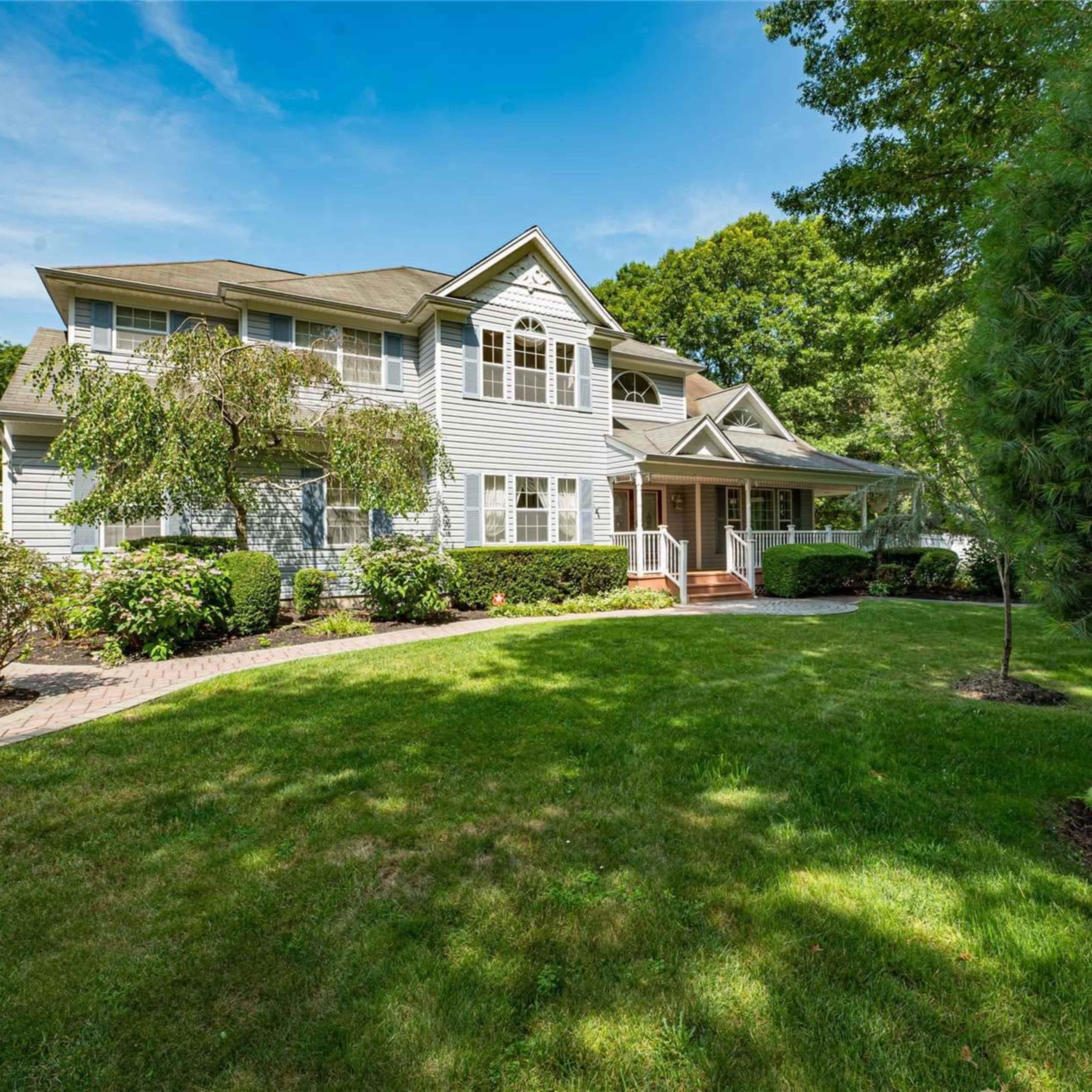 Bright & Spacious Home with Serene Outdoor Space – Perfect for Your Next Event Image in Brookhaven, Medford, NY