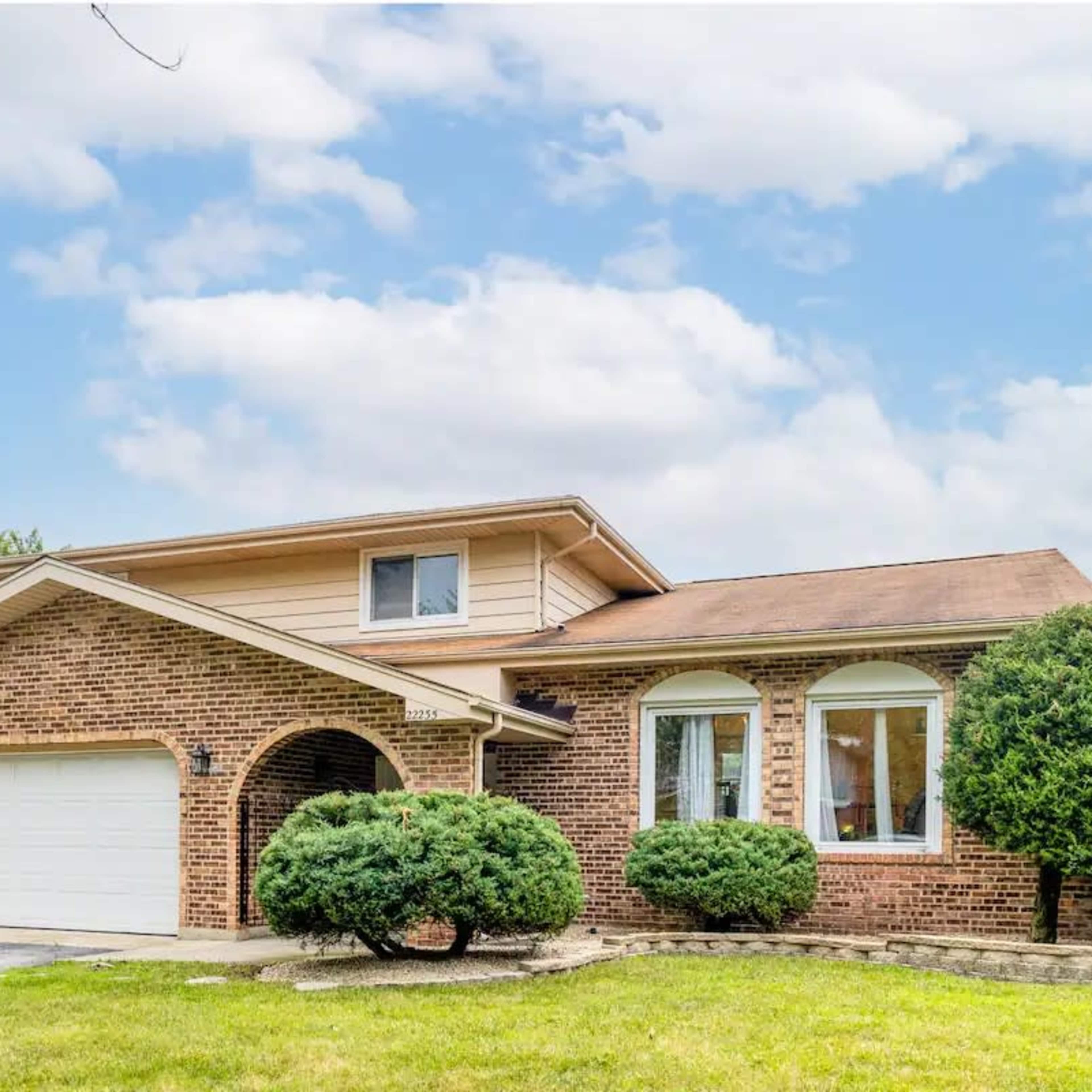 Charming 3-Bedroom Home with Spacious Living Areas and Fenced Yard Image in Rich Township, Richton Park, IL