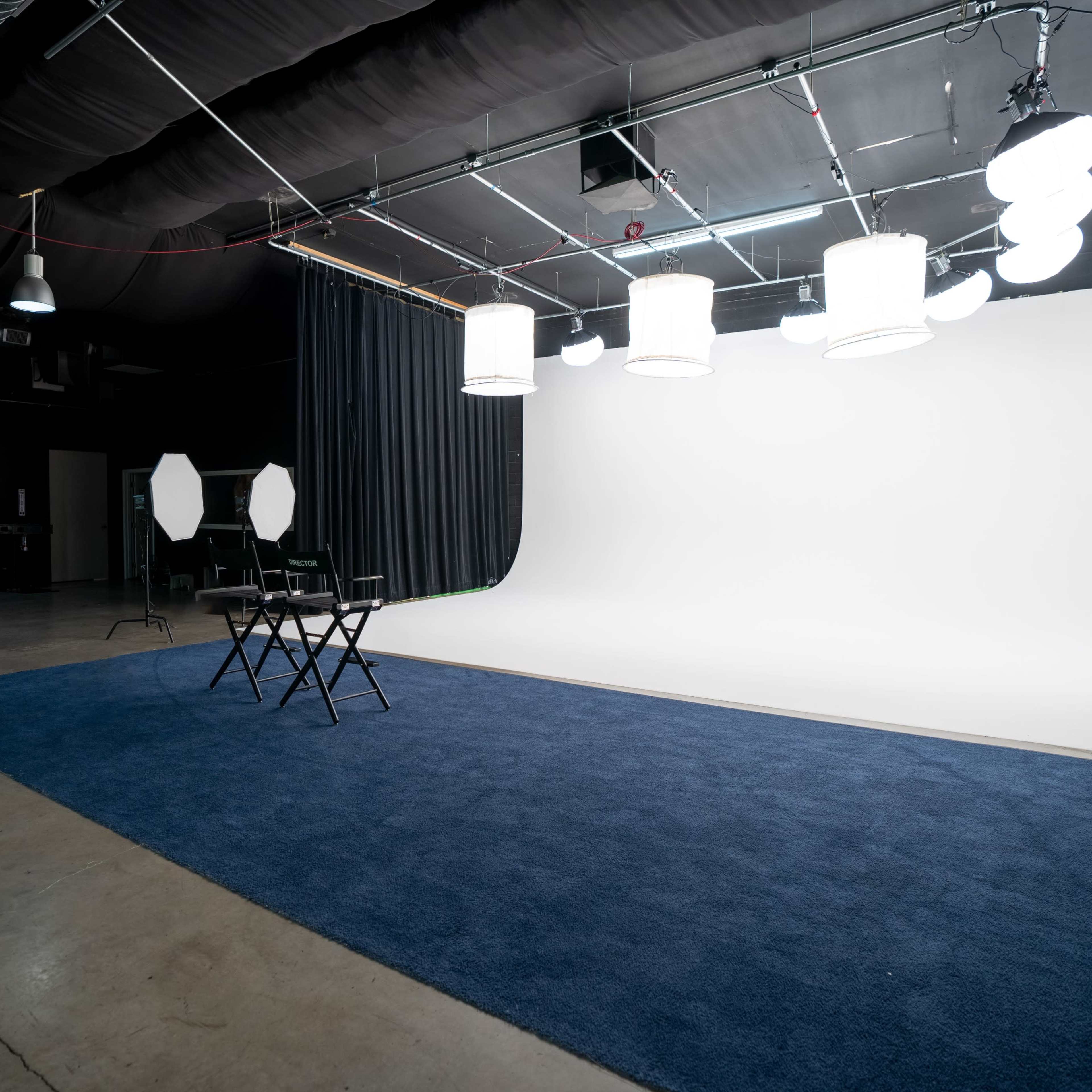 4,000 sqft Professional Video Studio with White Screen & White Cycloramic Screen. Image in Camelback East Village, Phoenix, AZ