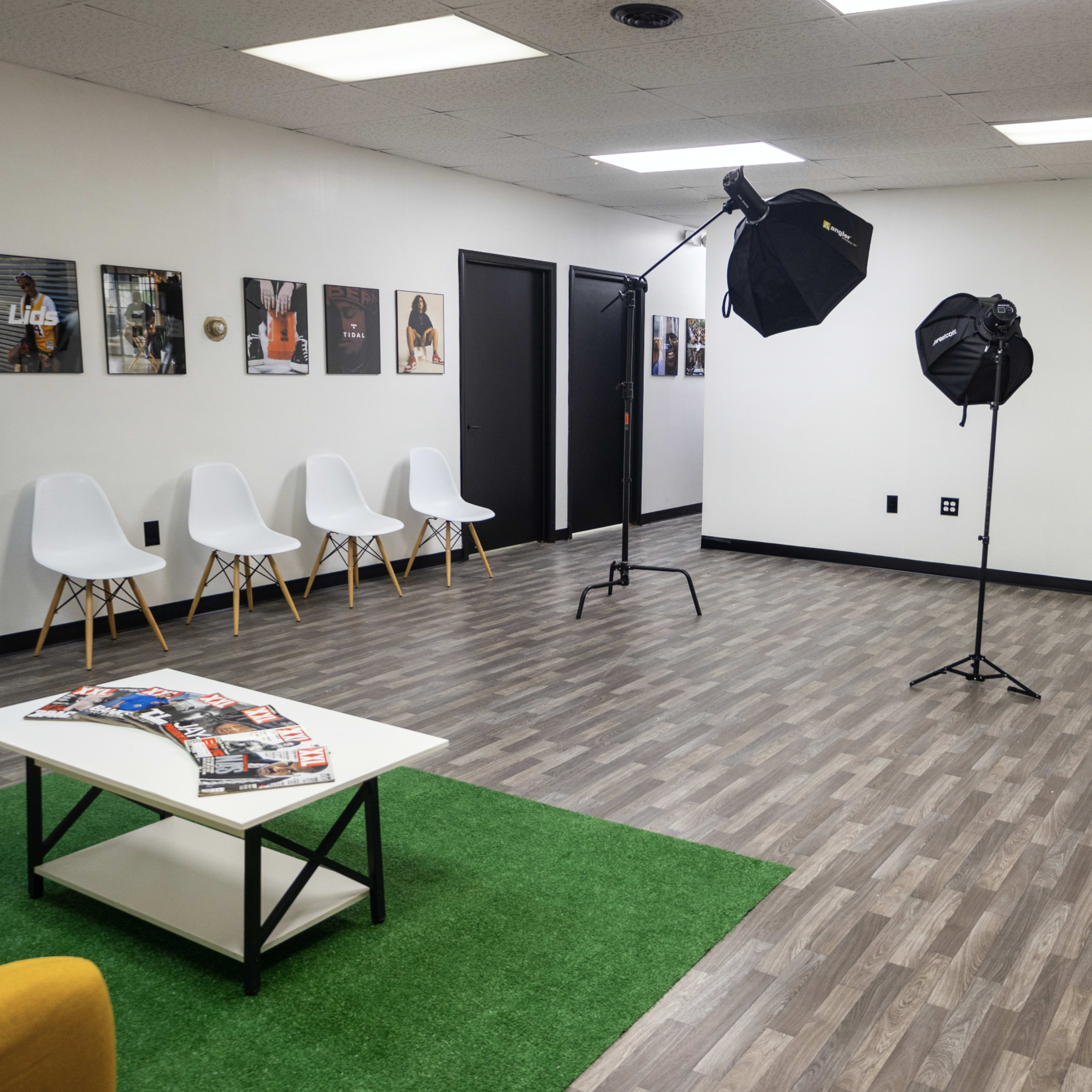 Modern Creative Studio on Cleveland Westside – STUDIO A Backdrops, Pro Lighting & More! Image in Brooklyn Heights, Cleveland, OH