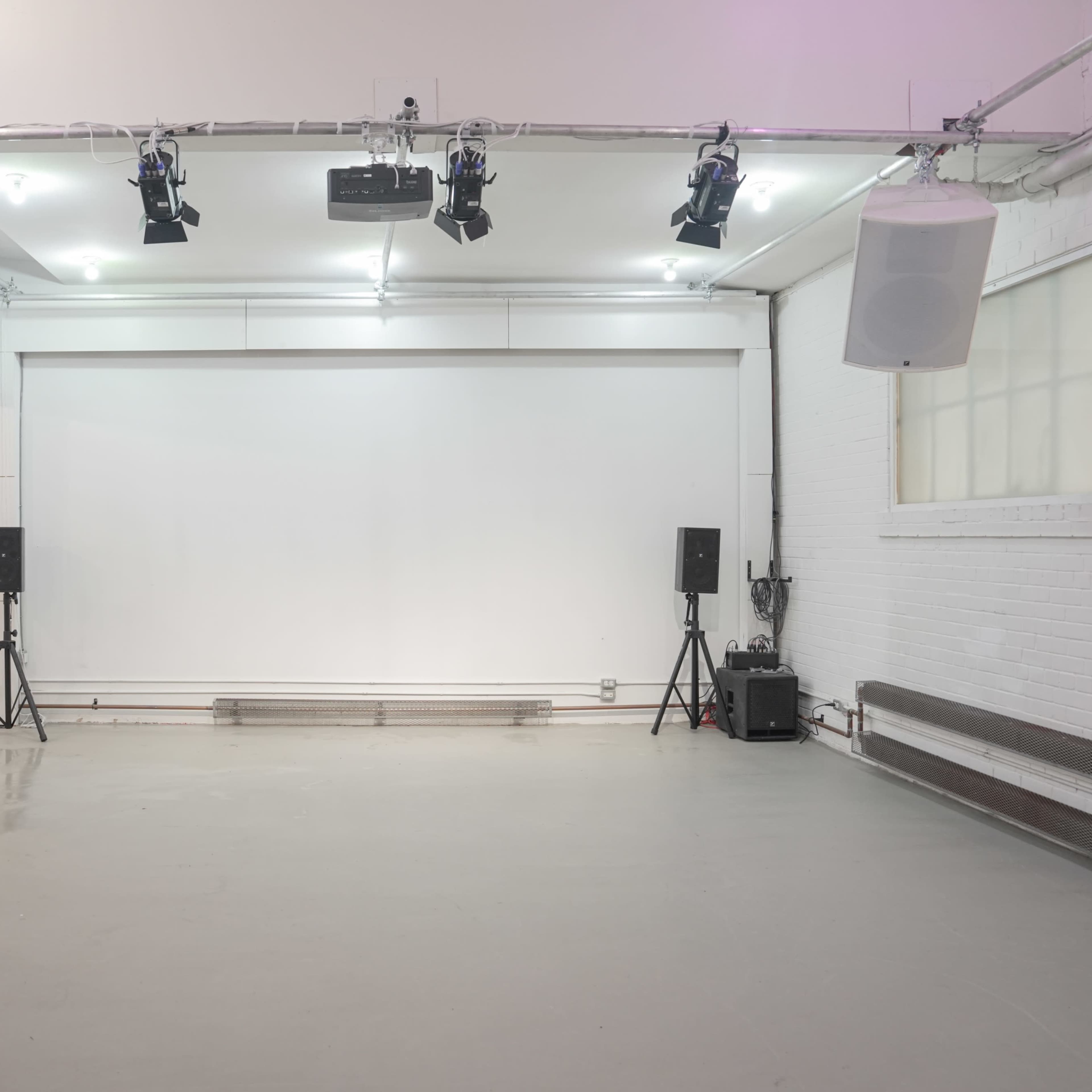Large, lofty open format industrial studio with tons of natural light Image in Toronto, Toronto, ON